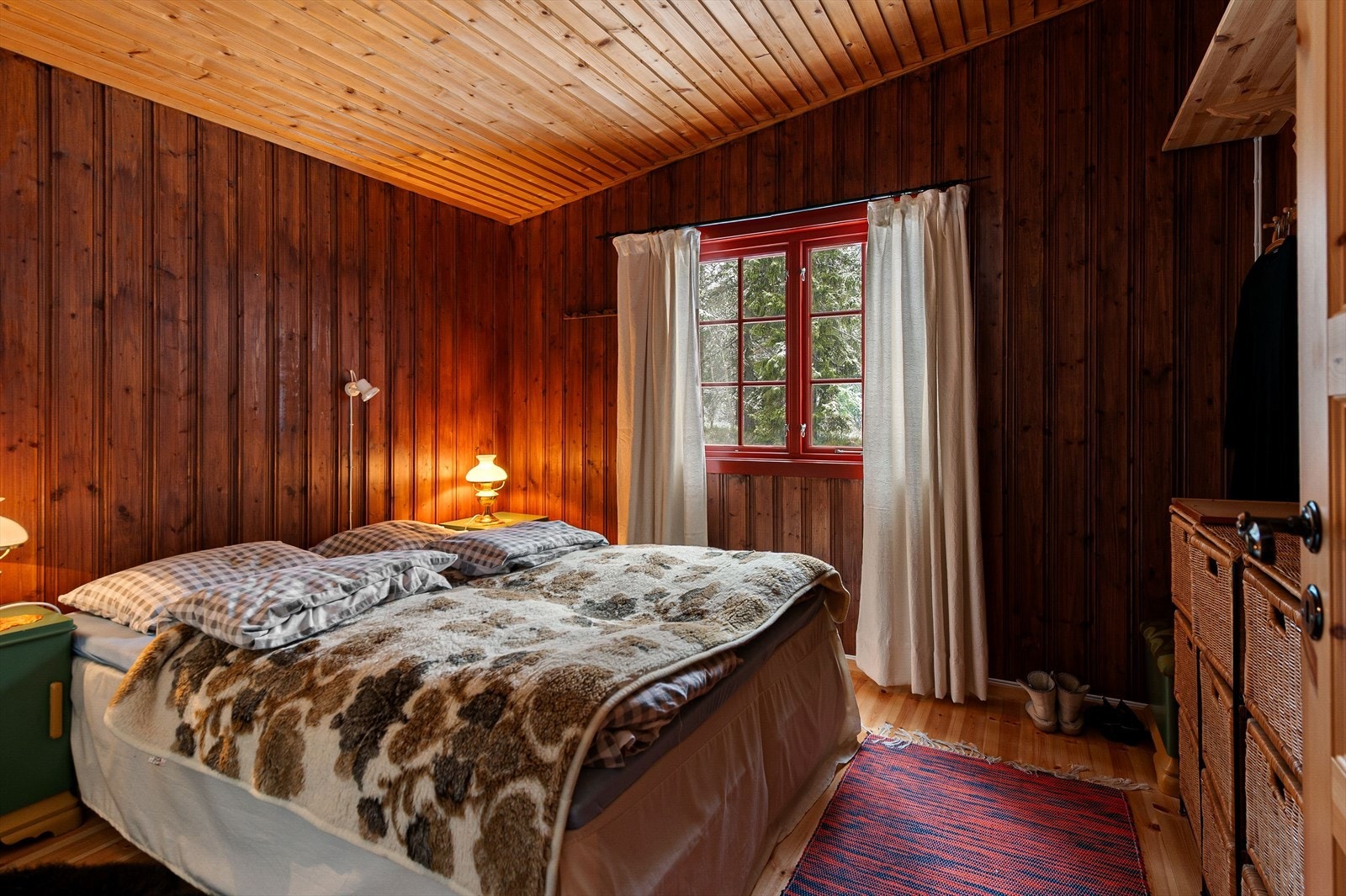 Panelvegger og tak skaper en helhetlig stil i soverommet. Galleribilde