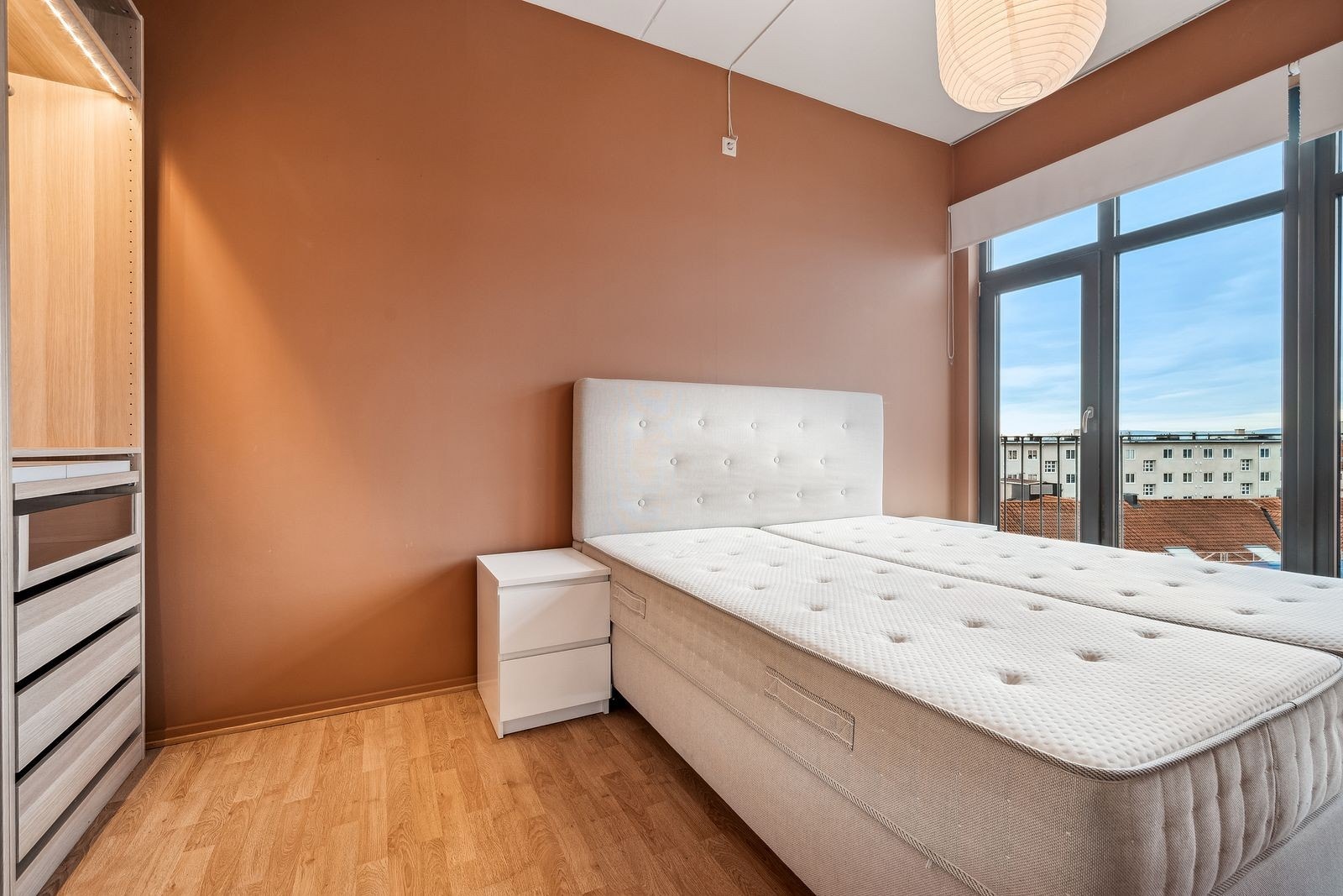 Hovedsoverom med stor dobbeltseng og godt med garderobeskap. Galleribilde