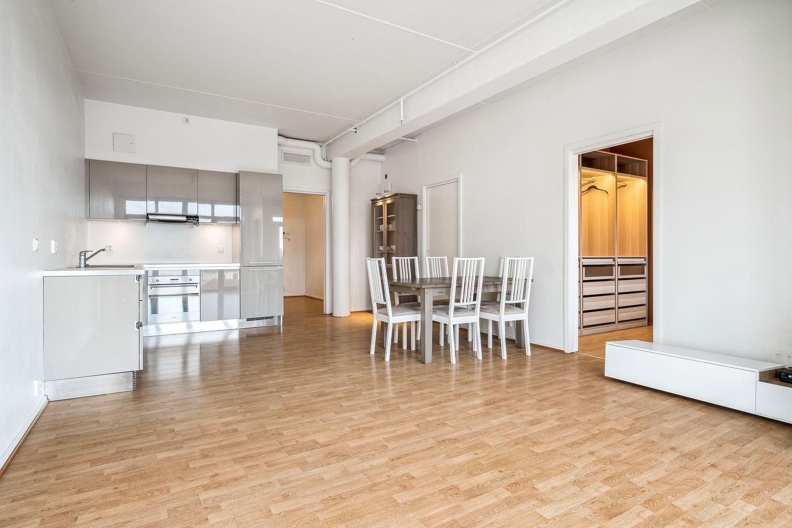 Boligen har åpen stue/kjøkken løsning med spisebord. Galleribilde