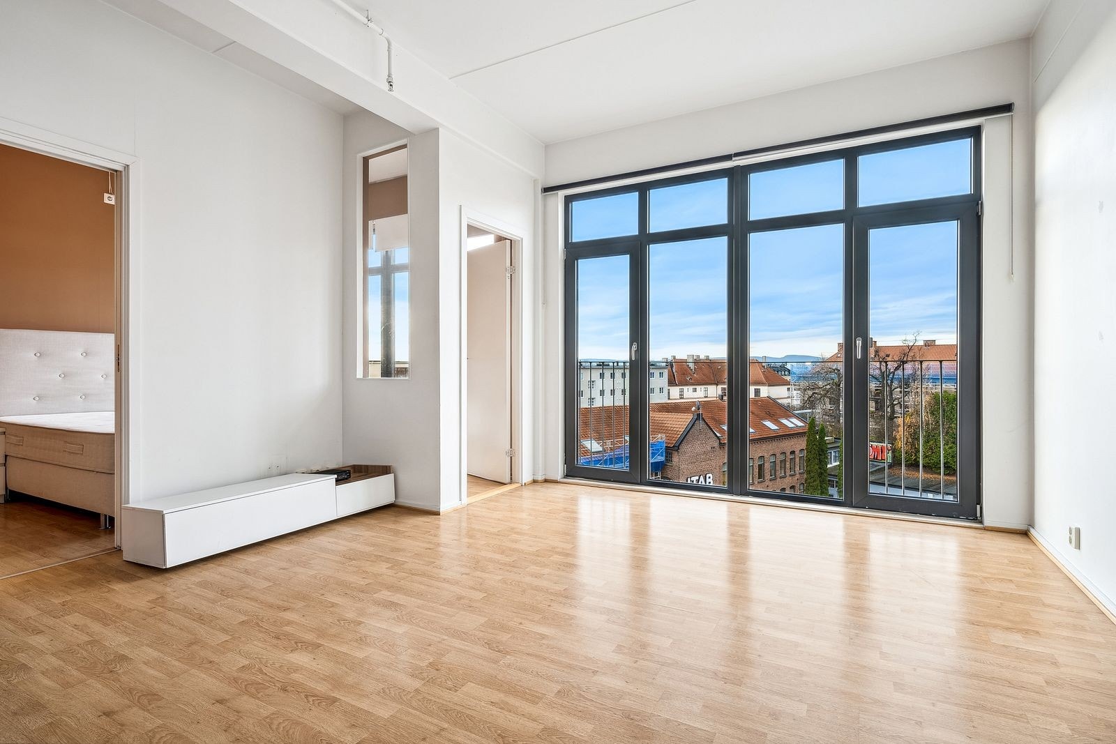 Store vindusflater i stuen med flott utsikt og fantastisk lysinnslipp. Galleribilde