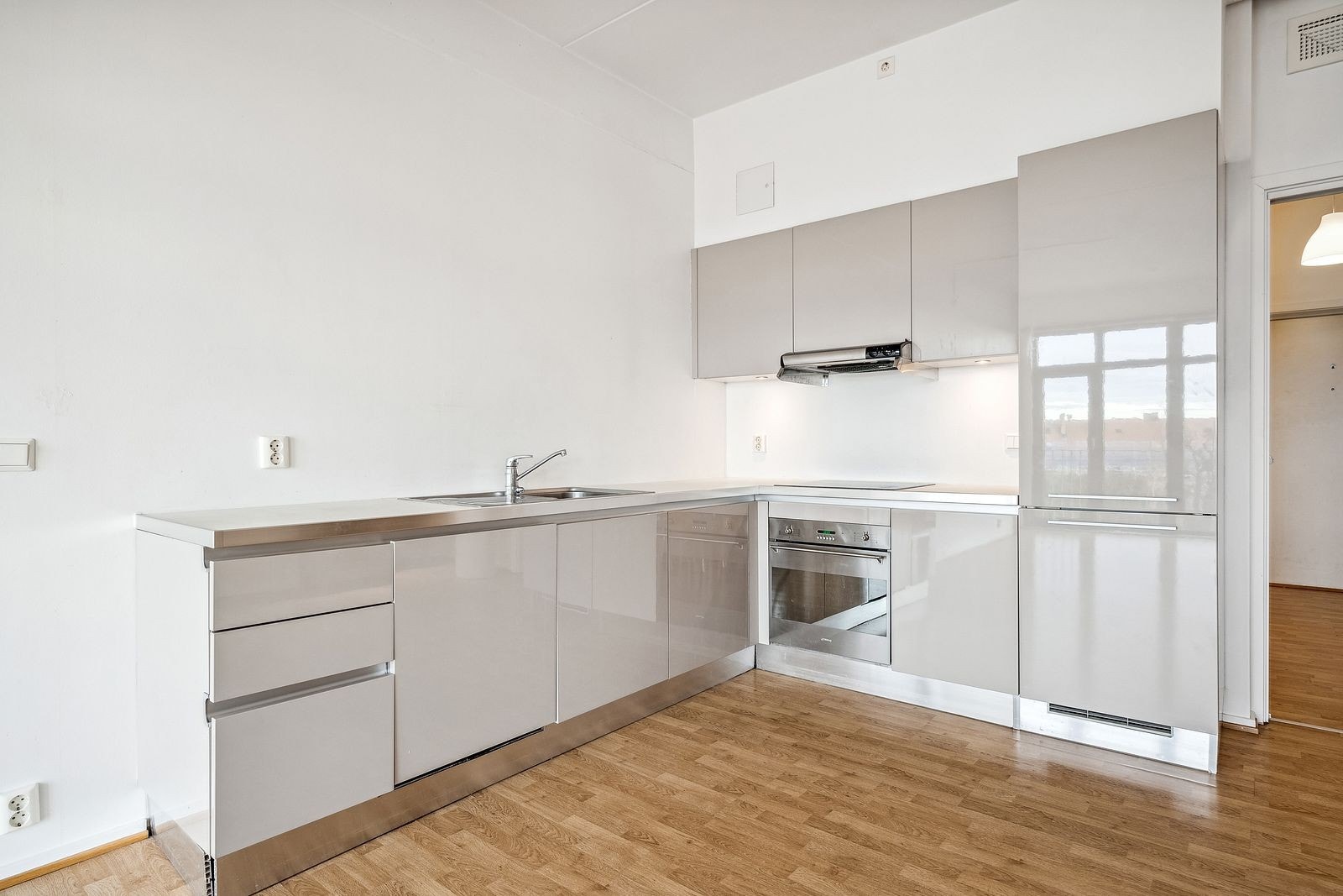 Pent kjøkken med integrerte hvitevarer. Galleribilde