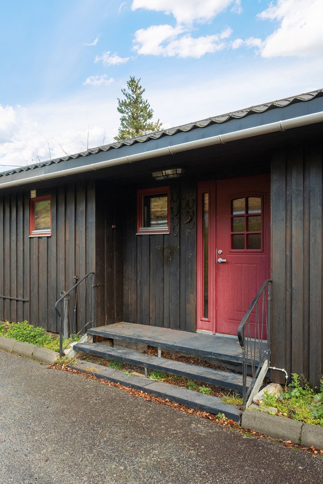 Inngangen til hovedenheten er på oversiden av eiendommen. Galleribilde