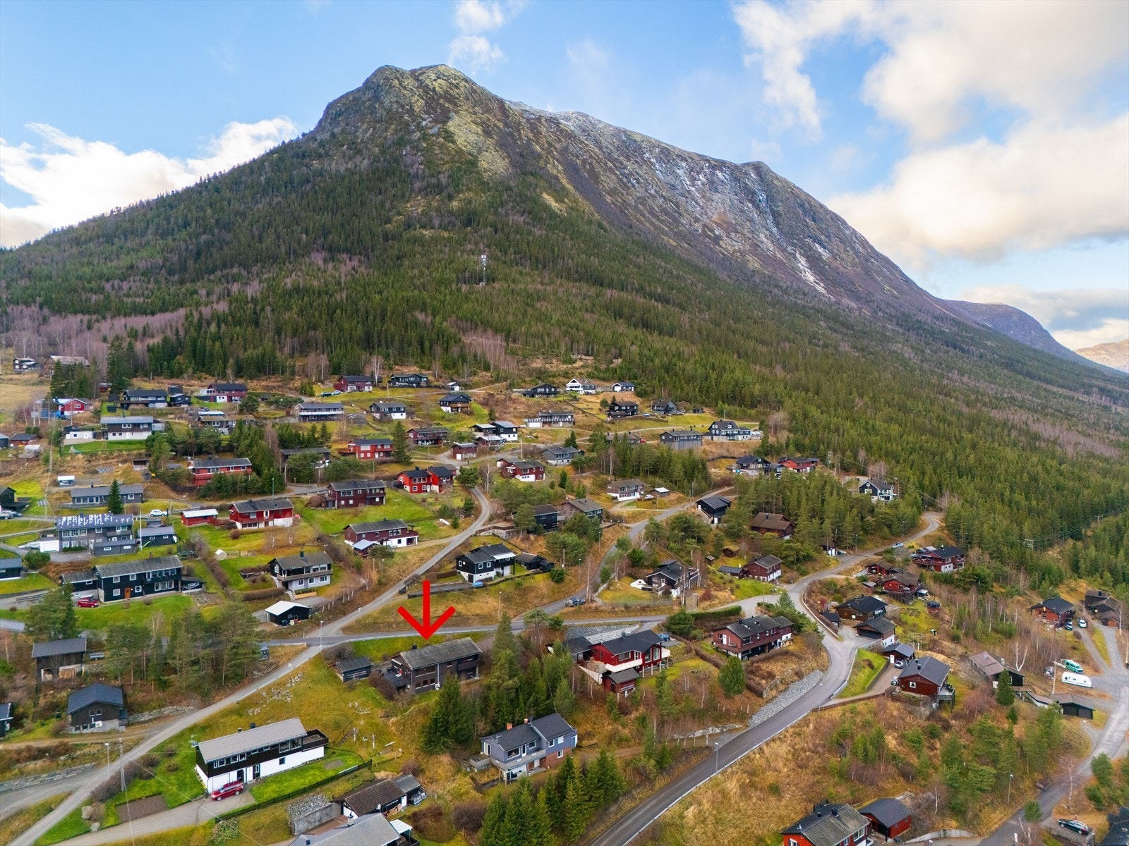 Prestgardsskogen er et hyggelig og sentrumsnært boligfelt, i foten av Lomseggen. Galleribilde