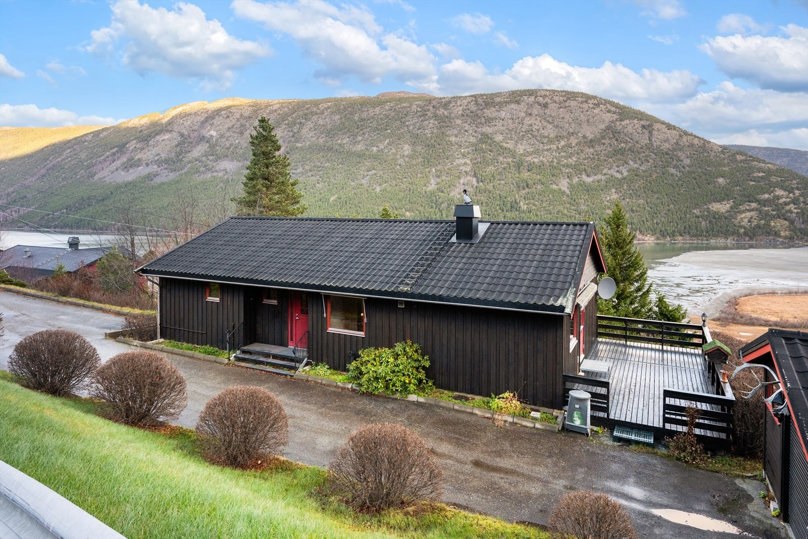 Eiendommen ligger på nedsiden av veien når man kjører oppover Eggjavegen. Galleribilde