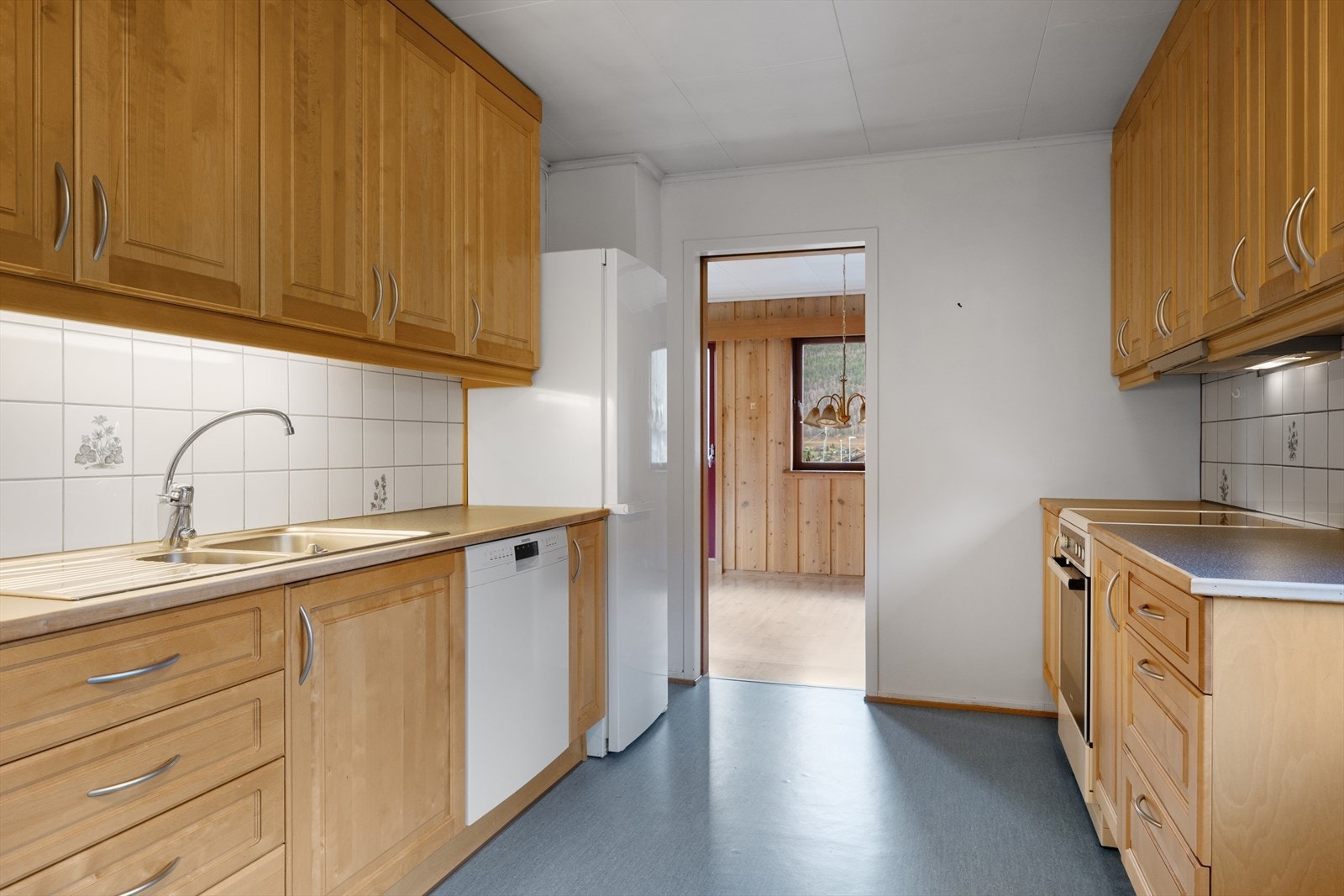 Kjøkkenet har trehvit eikeinnredning med glatte fronter. Galleribilde