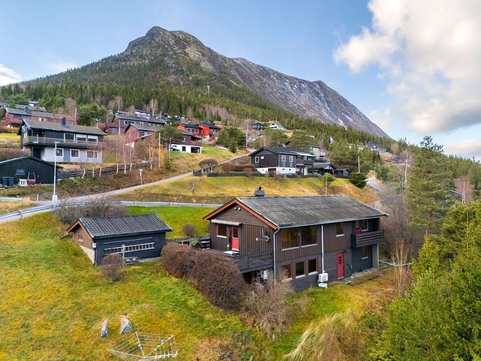 Enebolig med utleiedel, beliggende i Prestgardsskogen. Galleribilde