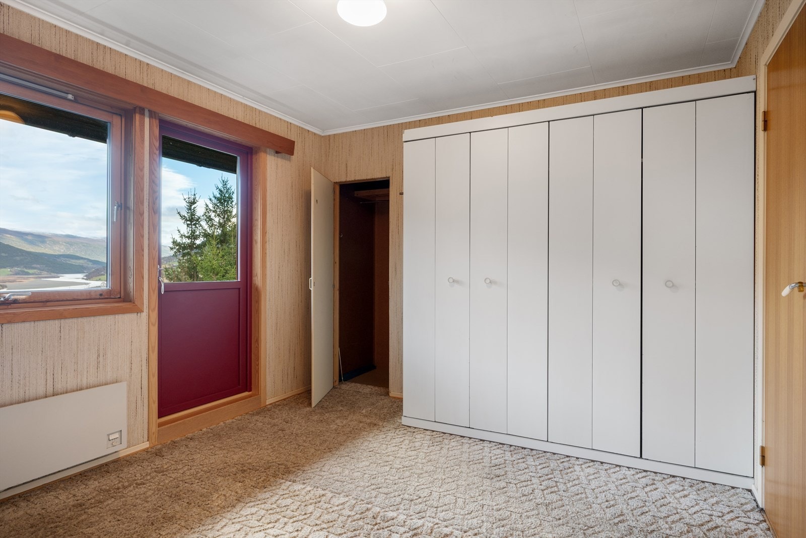 På dette soverommet er det godt med skapplass, samt utgang til balkong. Galleribilde