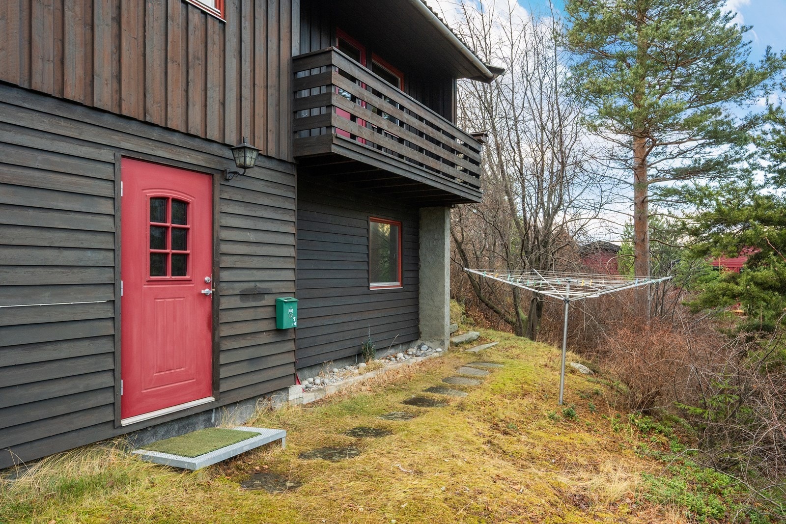 Inngangen til utleiedelen er på nedsiden av eiendommen. Galleribilde