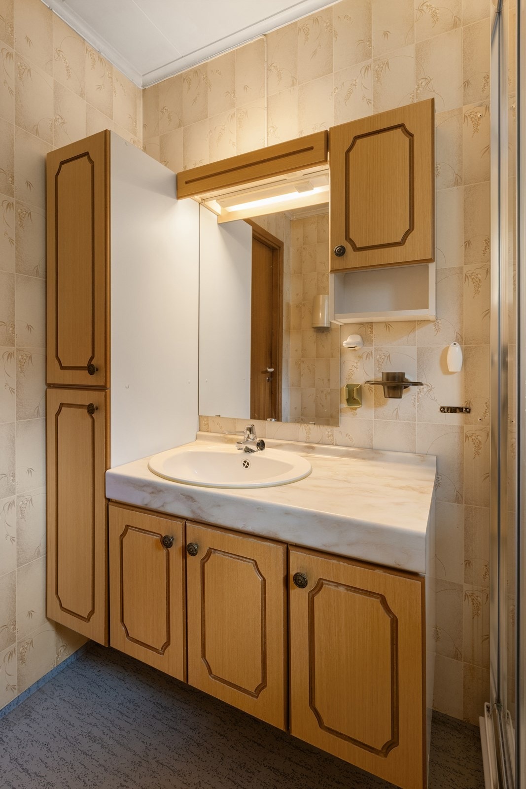 Badet har en romslig servant. Galleribilde