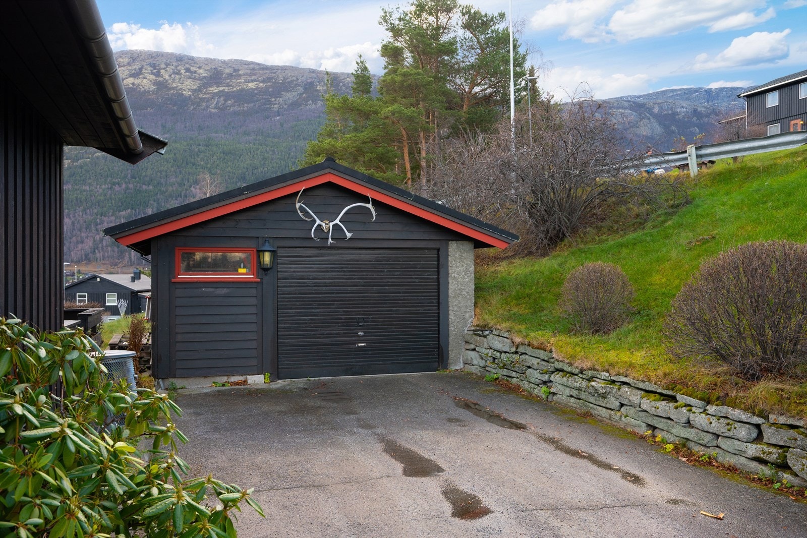 Det er også en enkel garasje på eiendommen. Galleribilde