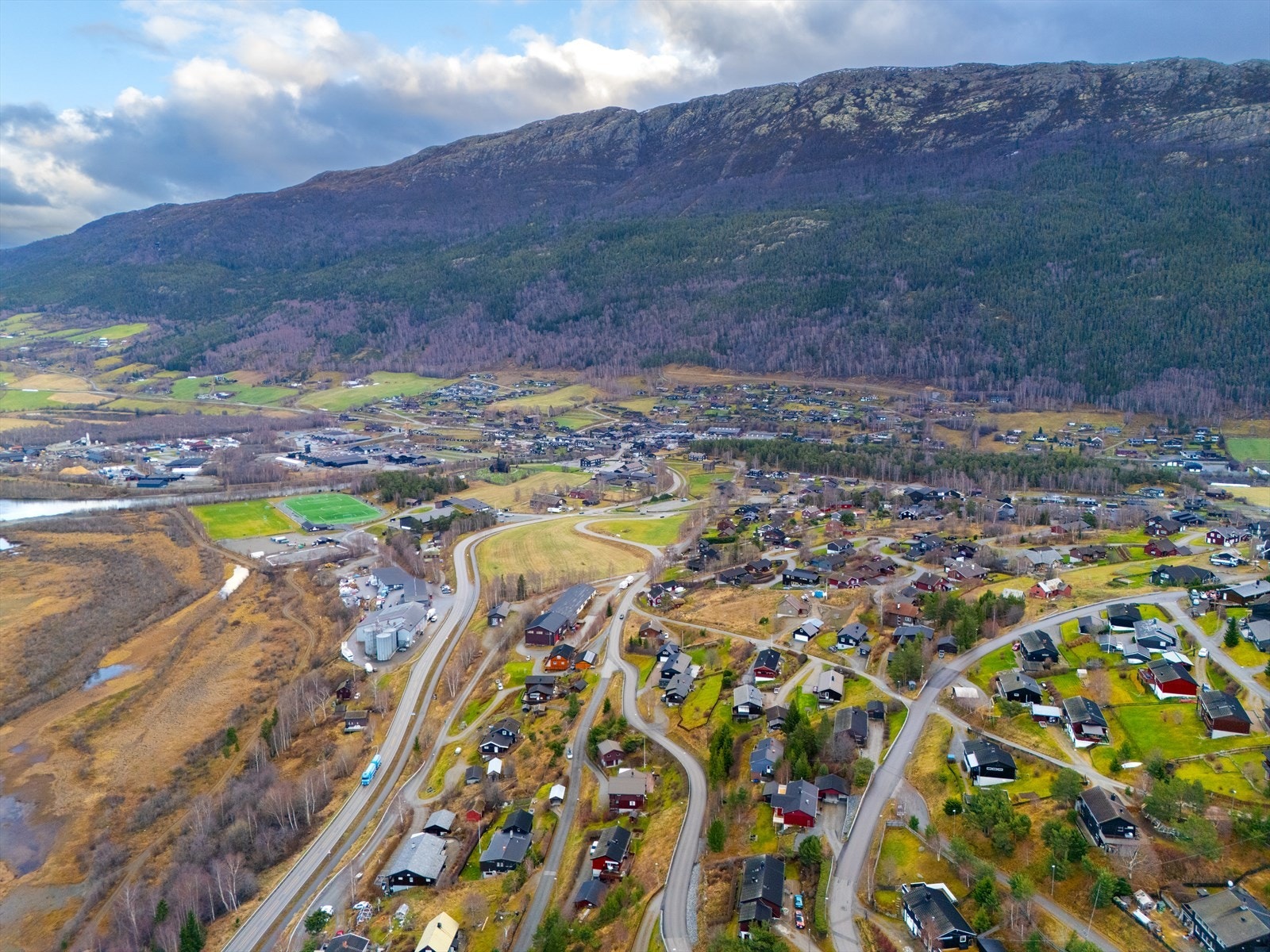 Eiendommen ligger i den hyggelige nasjonalparklandsbyen Lom. Galleribilde