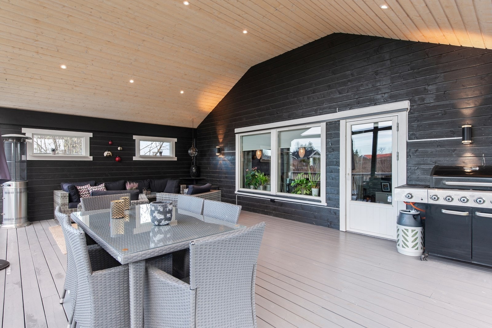 Den romslige uteplassen blir en fin forlengelse av stuen. Galleribilde