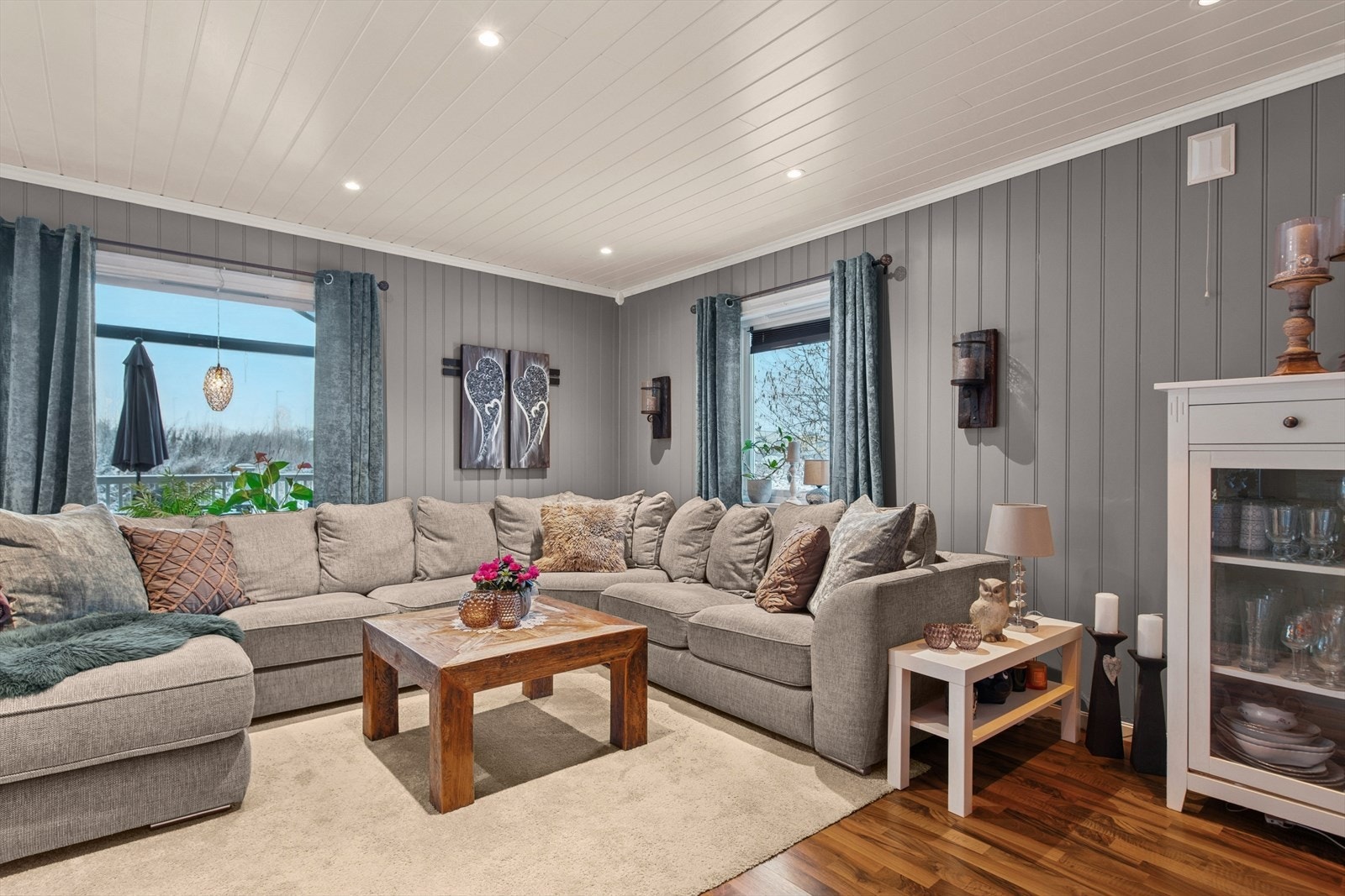 God plass til stor sofagruppe og tilhørende møbler. Galleribilde