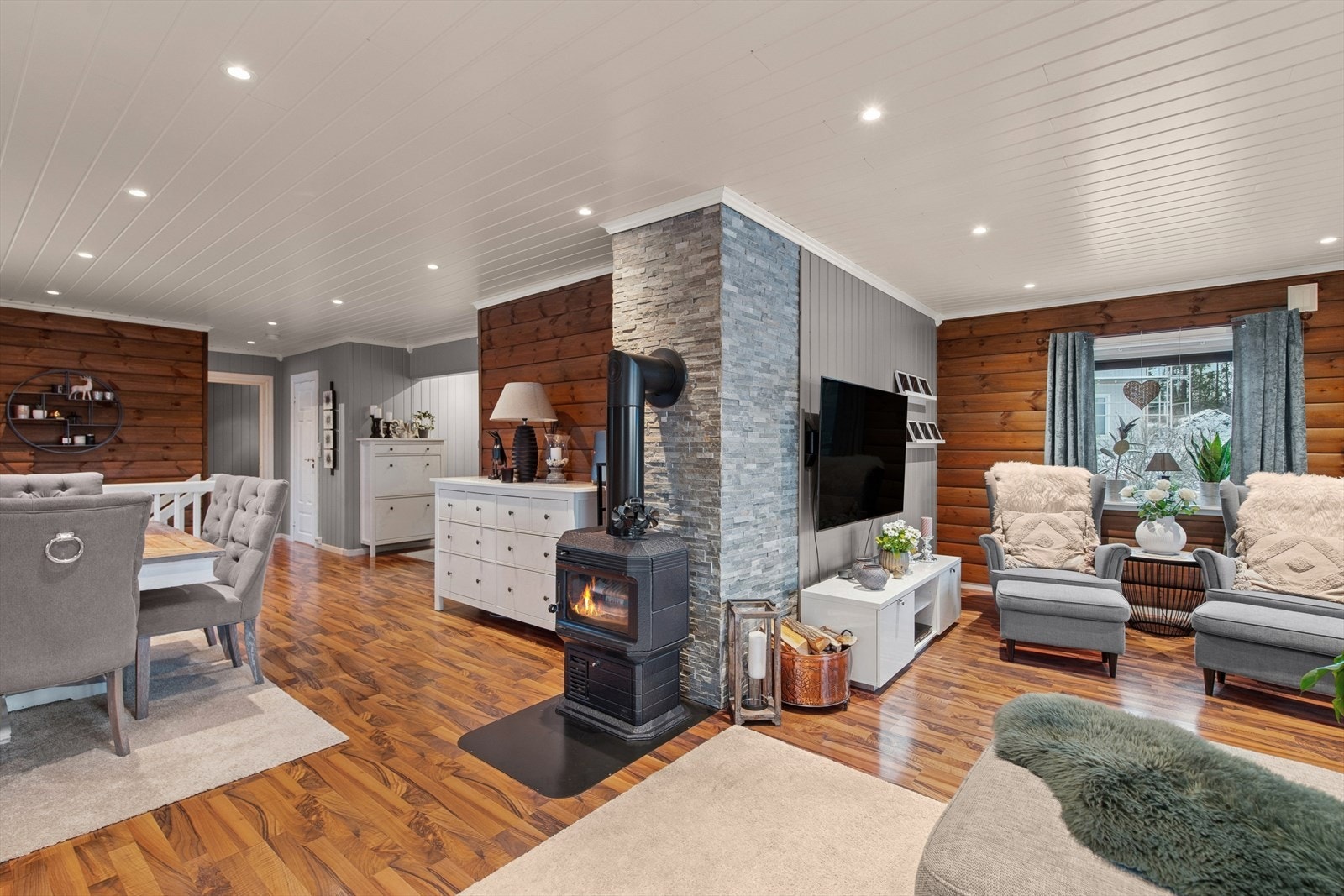 Stuen har god plass til møblering i ulike soner med flere sittegrupper. Galleribilde