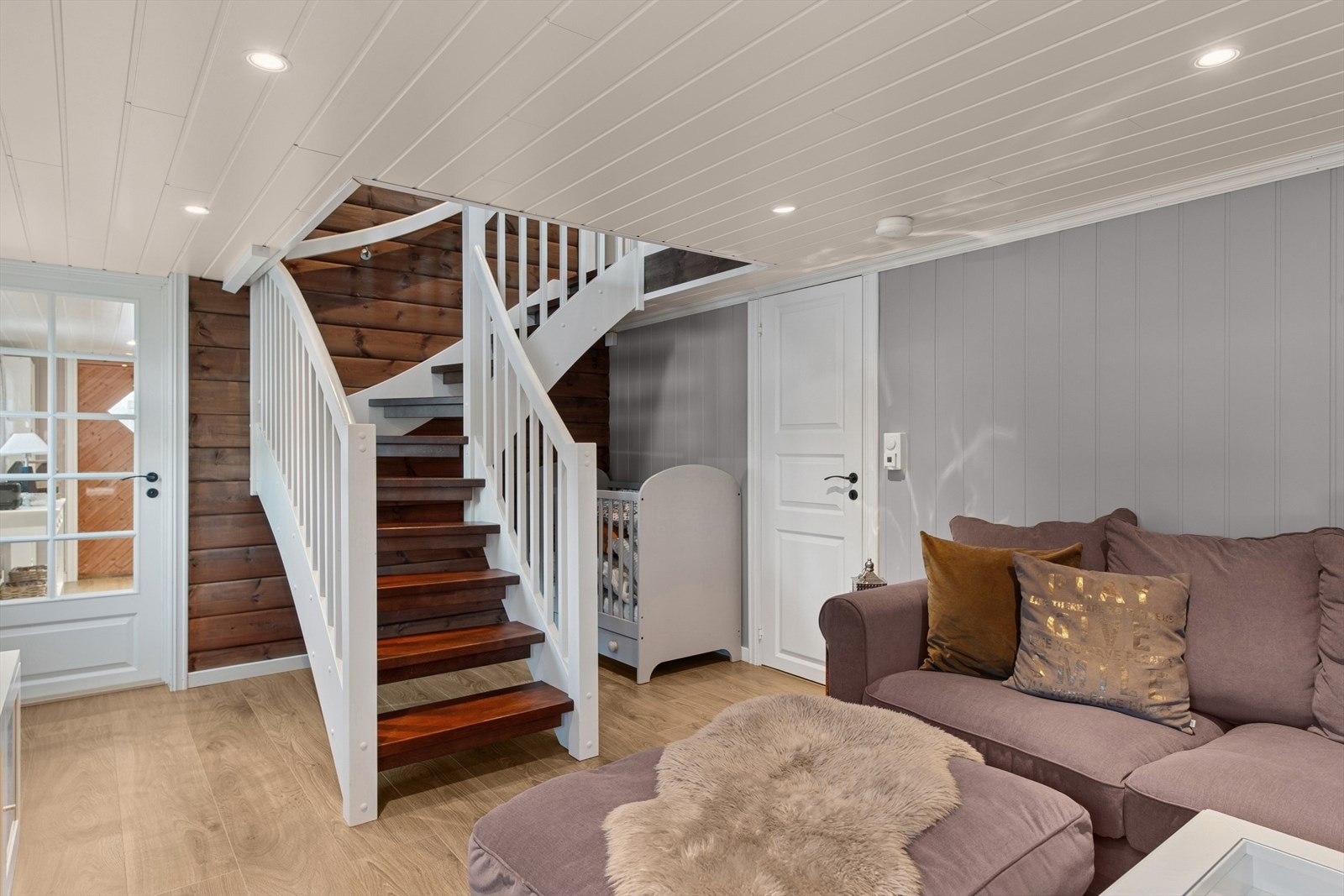 Malt tretrapp ned til underetasjen. Galleribilde