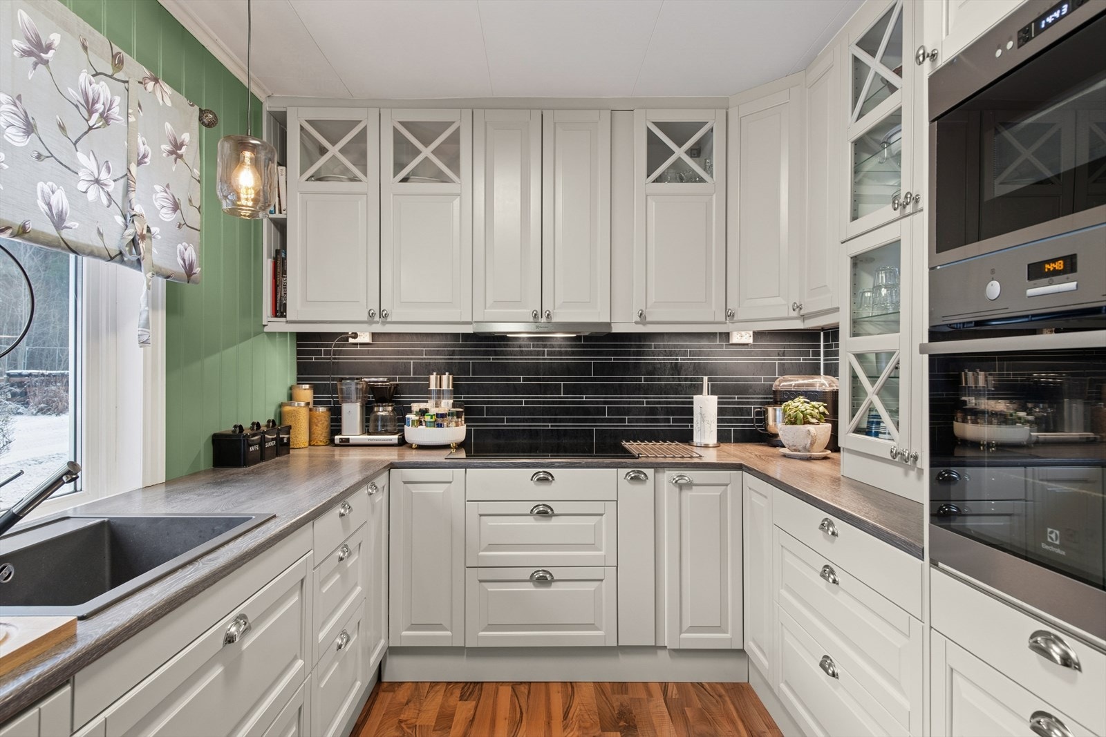 Profilerte fronter og laminert benkeplate fra Epoq skaper et funksjonelt arbeidsområde. Galleribilde