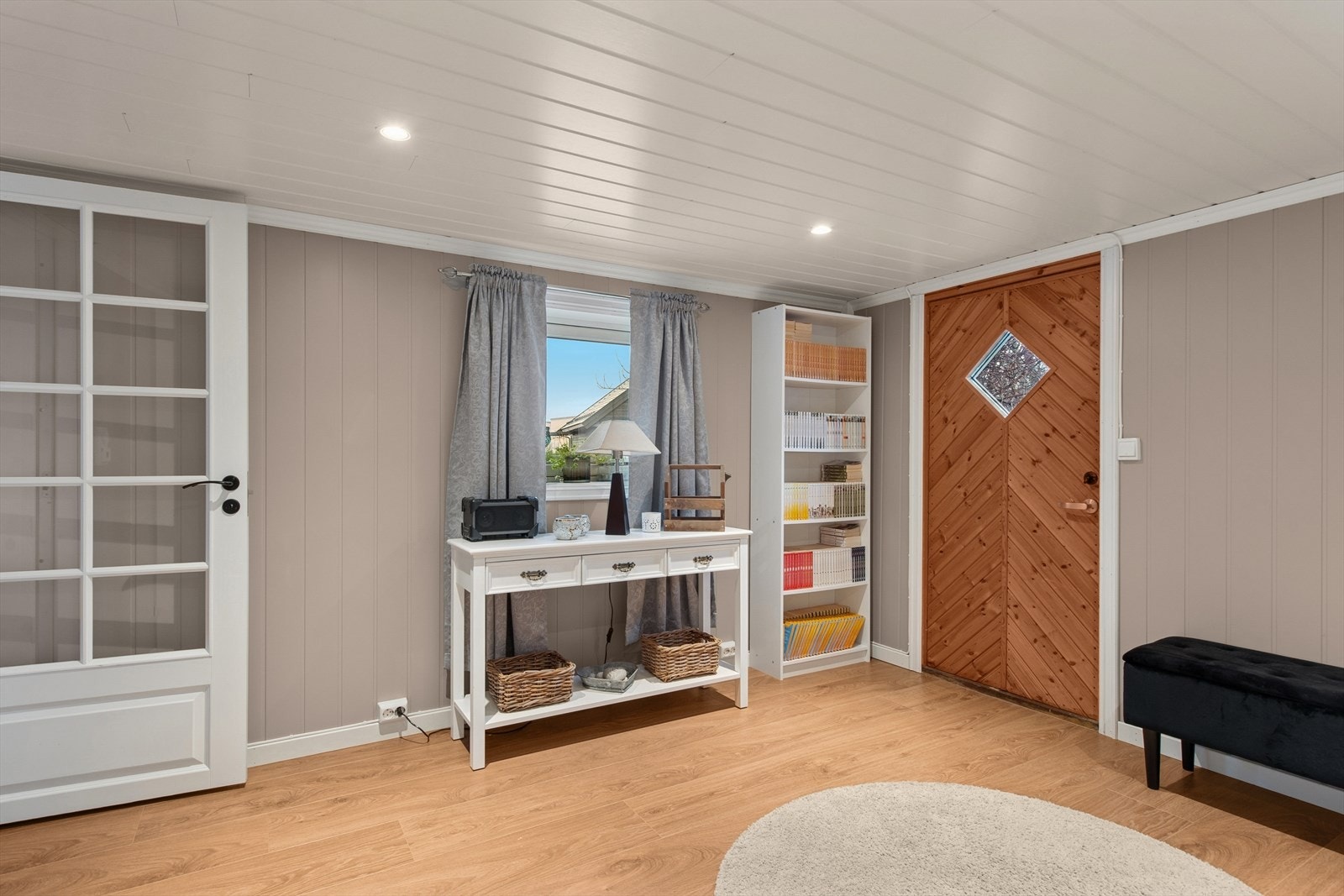 Bod i underetasjen med utgang. Galleribilde