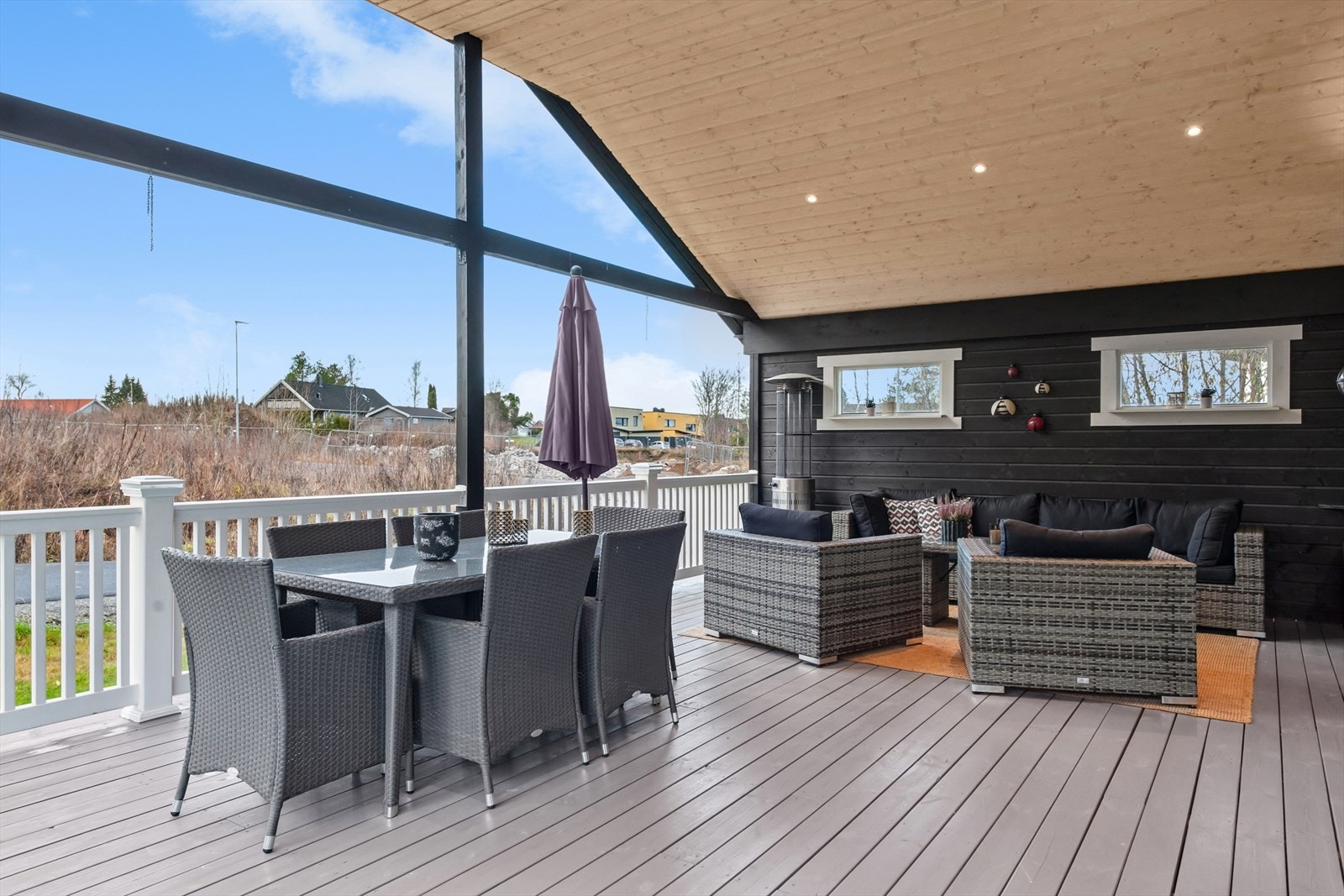 Herlig overbygget terrasse på 38 m² med god plass til utemøbler. Galleribilde