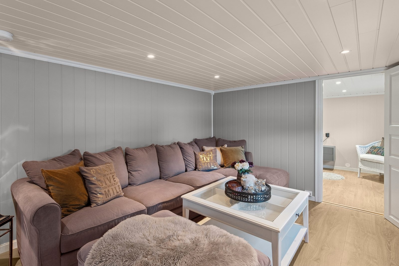 Kjellerstue med panelplater på veggen og downligtbelysning. ( Ikke godkjent) Galleribilde