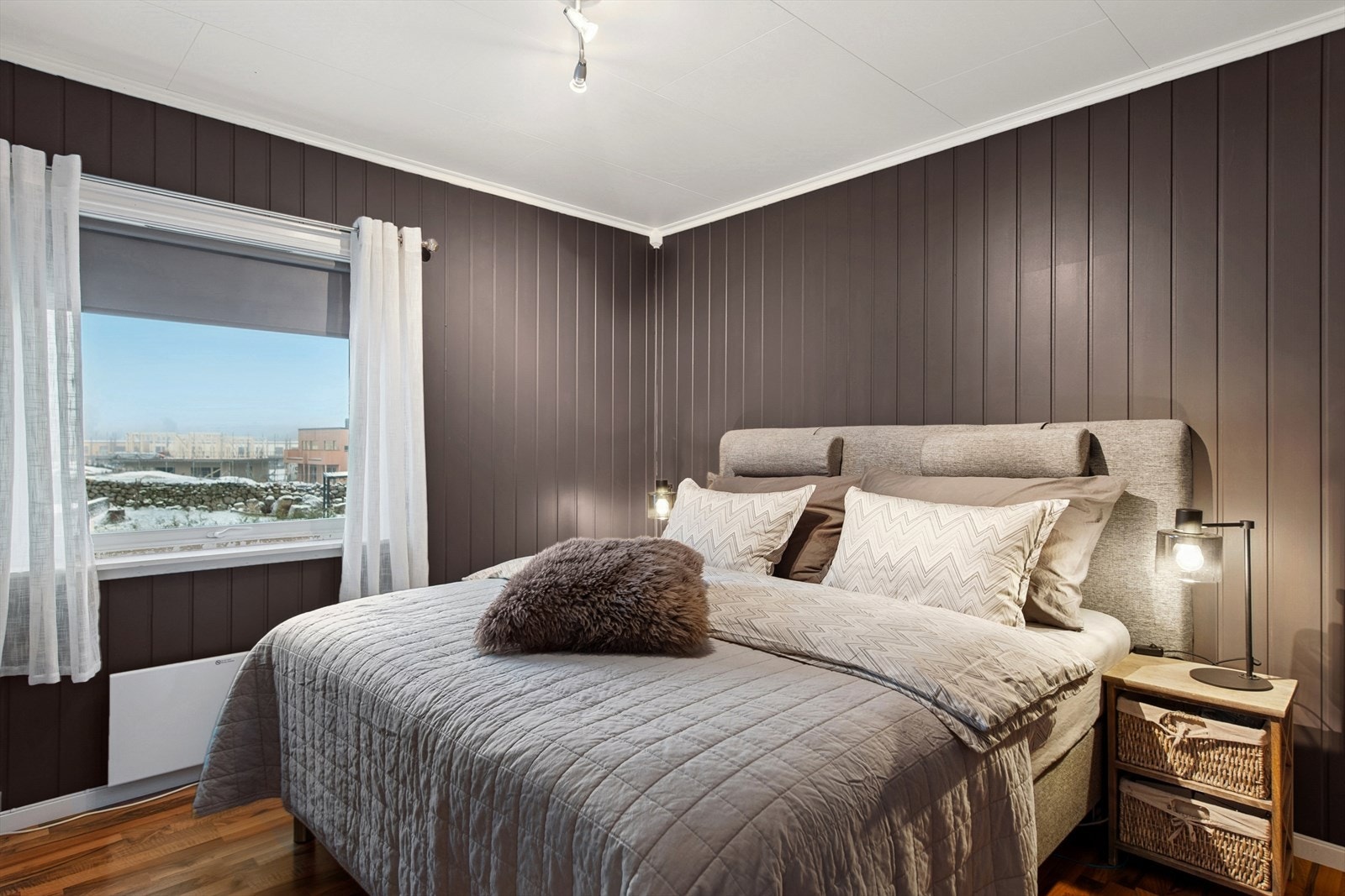 Hovedsoverom med plass til dobbeltseng og tilhørende møbler. Galleribilde