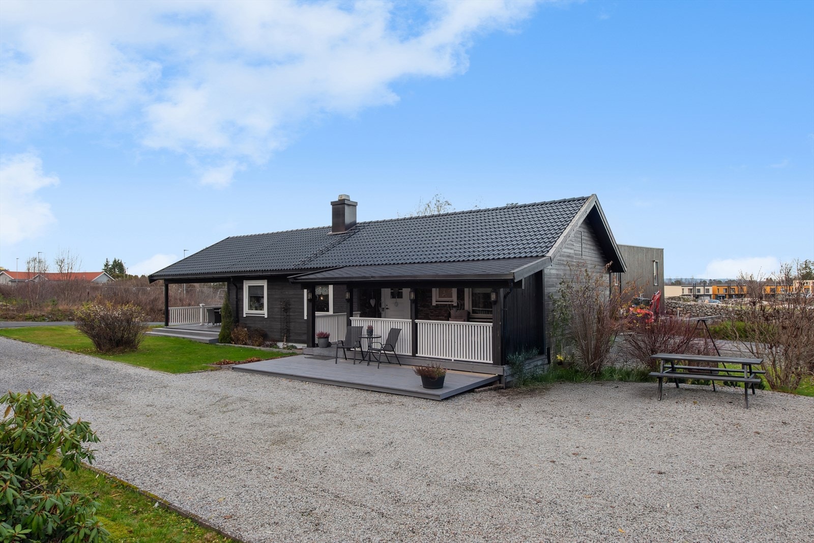 Beliggenheten er ideell med korte avstander til kollektiv transport, barnehage, barneskole og kun cirka 2 kilometer til Stange sentrum, hvor de fleste fasiliteter og servicetilbud er tilgjengelige. Galleribilde