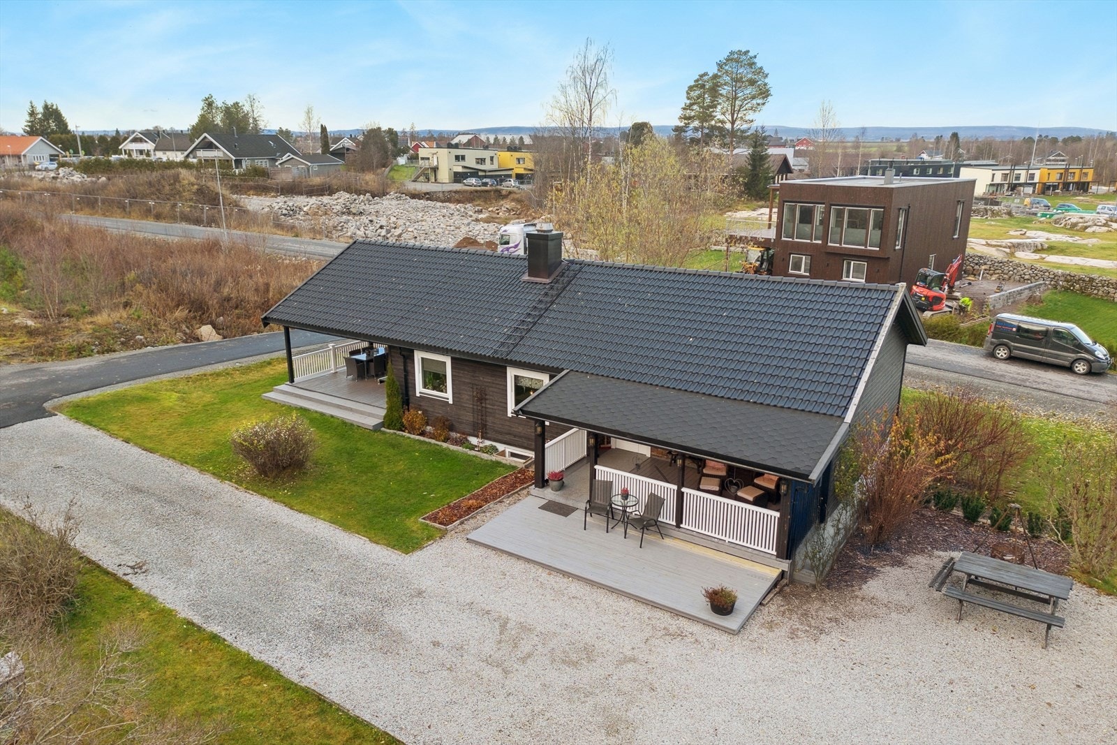 Enkel adkomst til boligen og gruset innkjørsel gir praktisk parkering på egen eiendom Galleribilde
