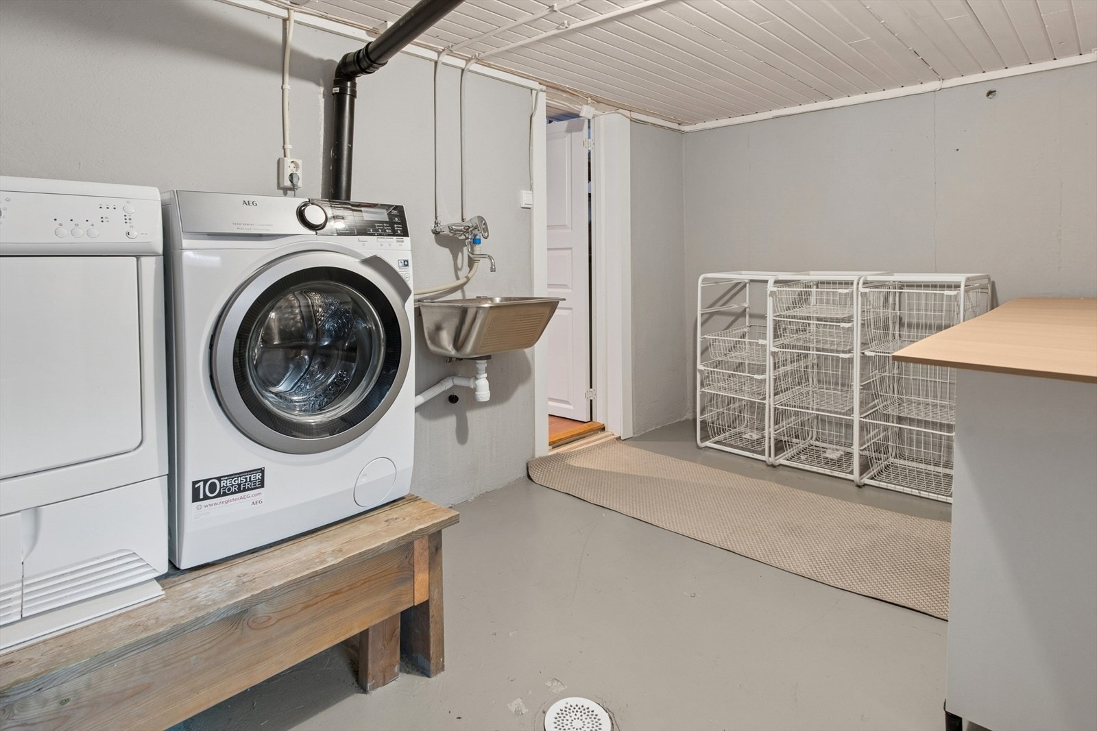 Vaskerommet har malt betonggulv og rustfri utslagsvask med ettgreps blandebatteri. Galleribilde