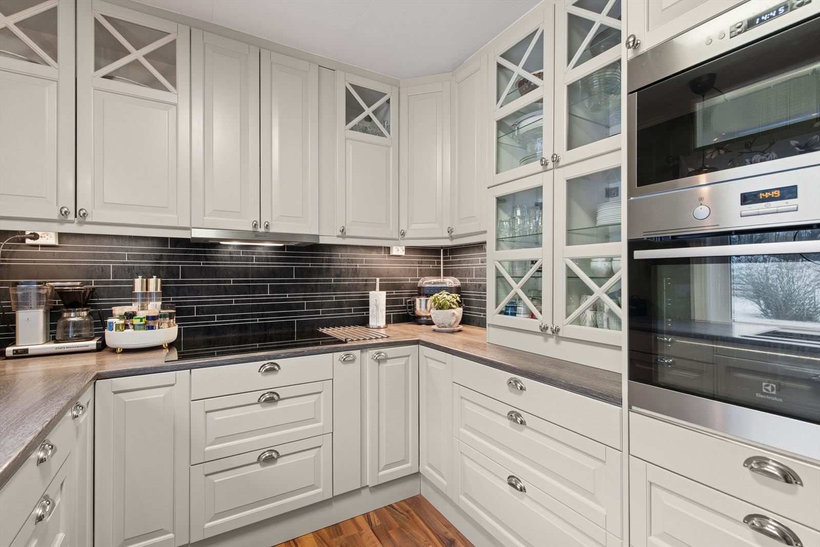 Kjøkkeninnredning fra 2022 med integrerte hvitevarer, inkludert platetopp, stekeovn og mikro. Galleribilde