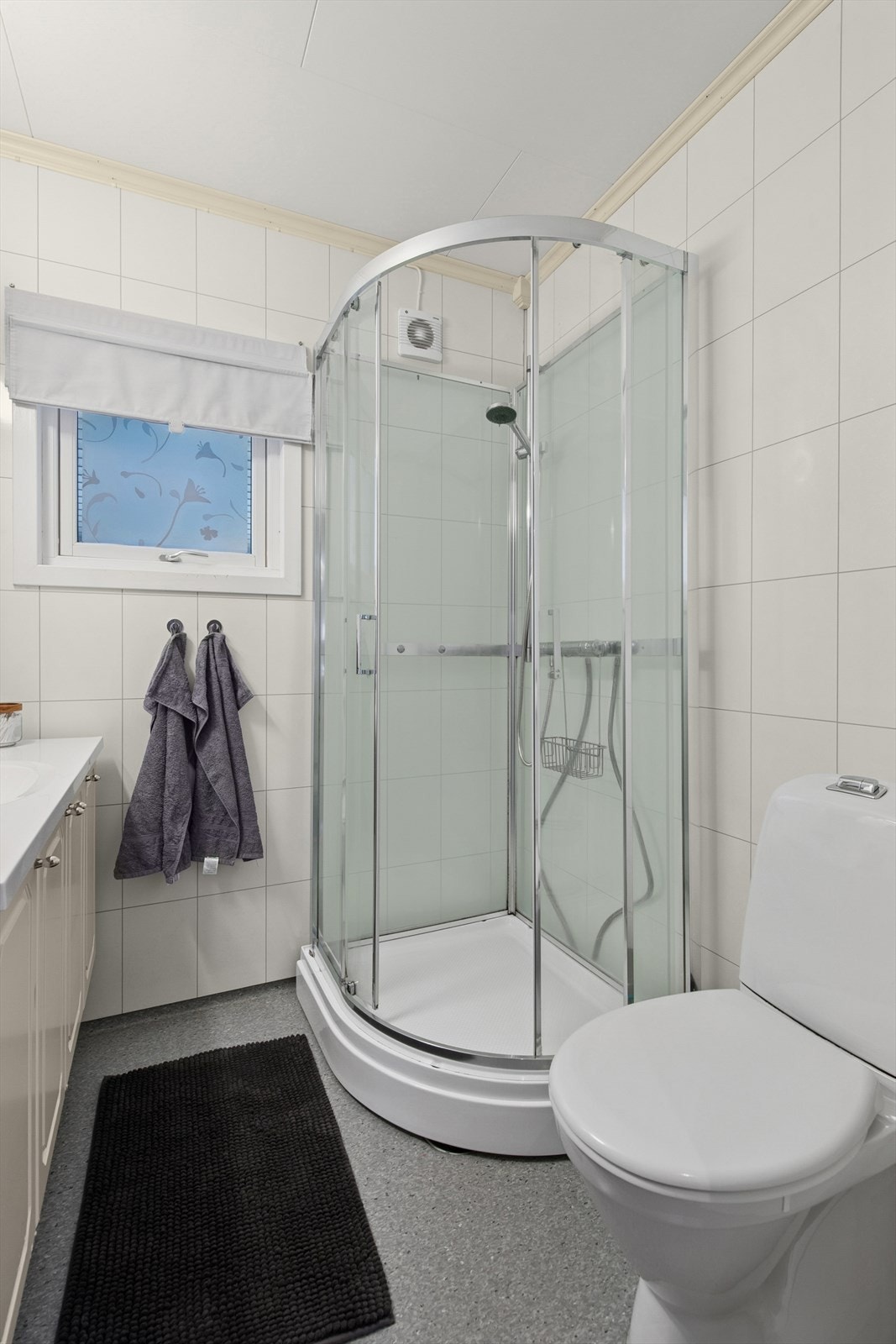 Baderommet har belegg på gulvet og dusjkabinett. Galleribilde