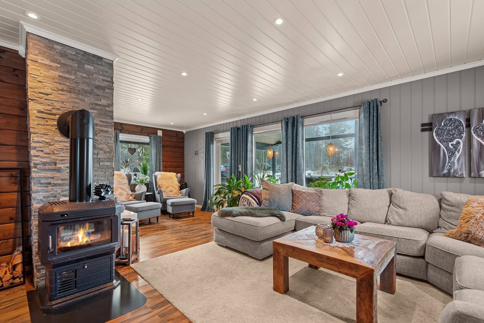 Koselig stue med vedovn og gråsteinsmur som gir god varme på de kalde dagene. Galleribilde