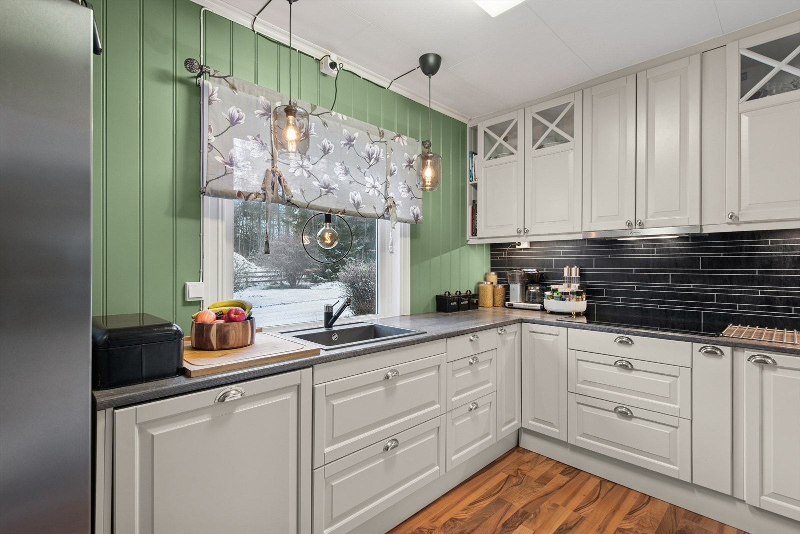 Kjøkkenet har god skap- og benkeplass. Galleribilde