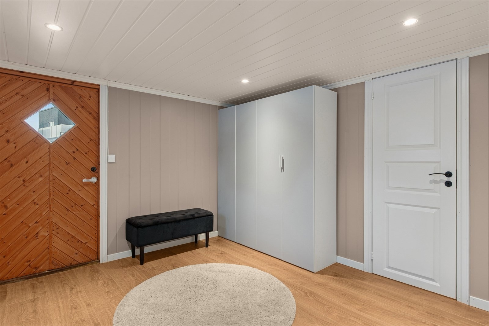 God plass til garderobe i underetasjen. Galleribilde