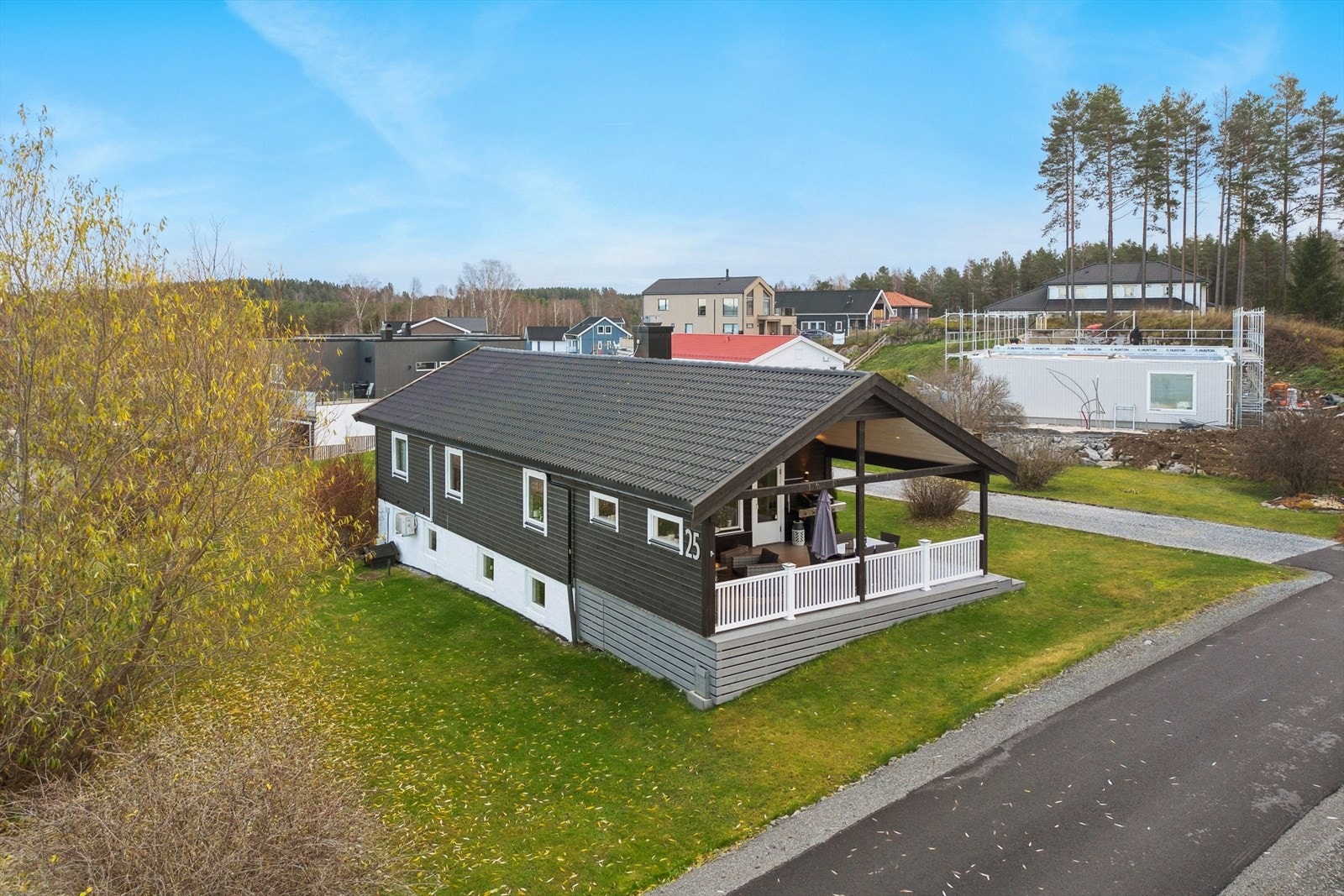 Eiendommen ligger i et etablert og barnevennlig boligområde. Galleribilde