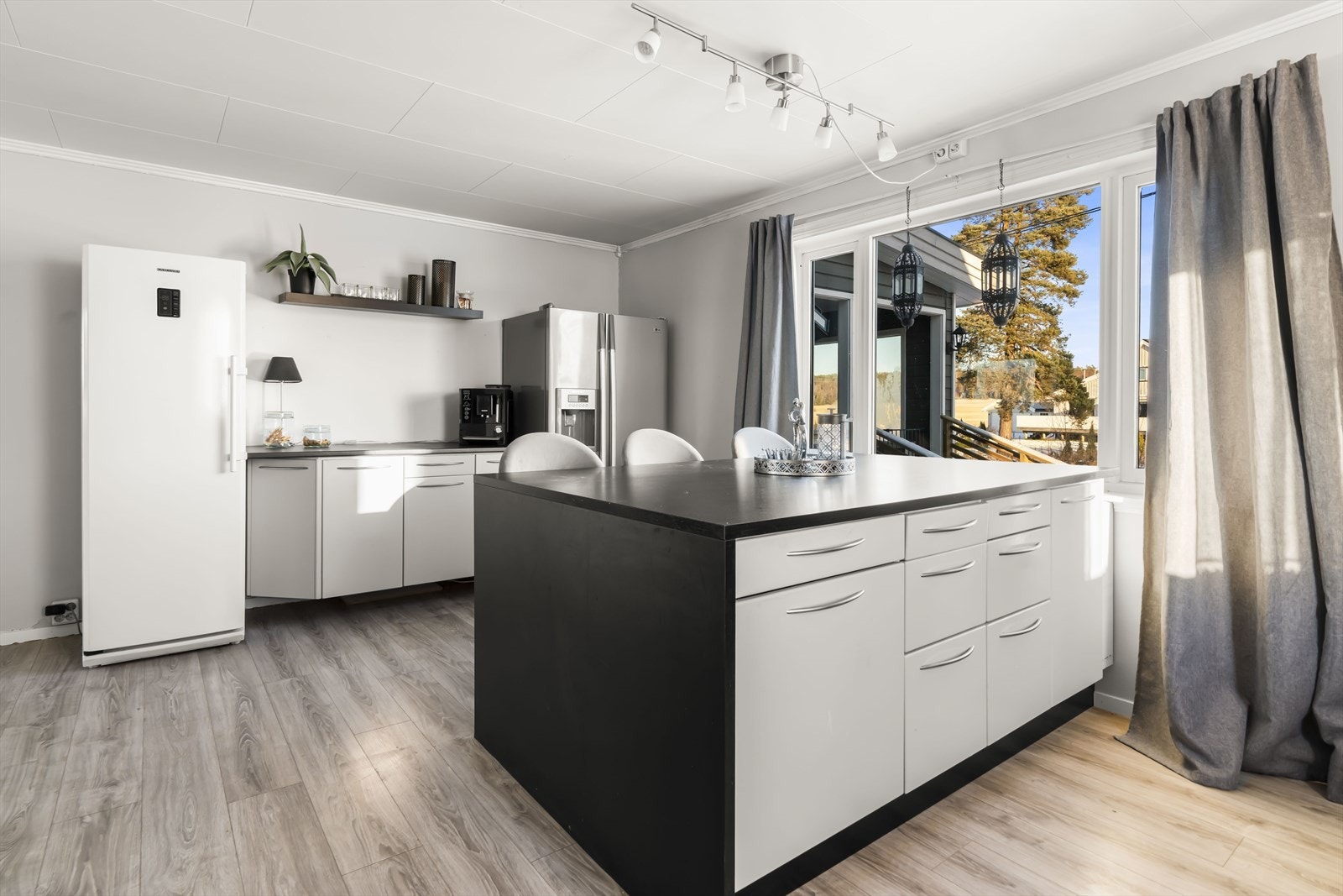 Stort kjøkken med godt med benke- og lagringsplass. Dels integrerte hvitevarer. Galleribilde