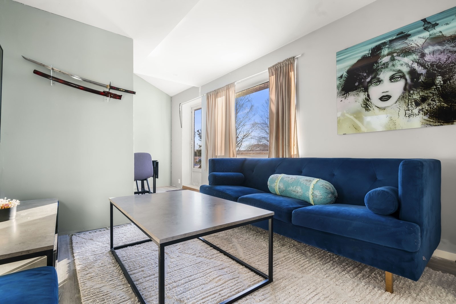 I andre etasje er det en stue med utgang til balkong. Galleribilde