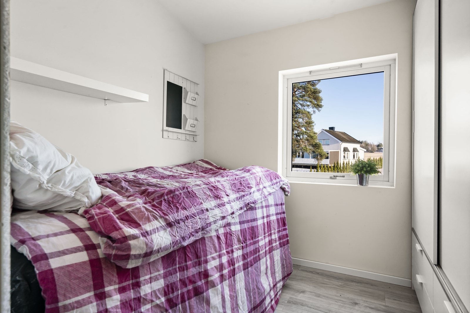 Det minste soverommet har plass til enkeltseng og har garderobeskap. Galleribilde