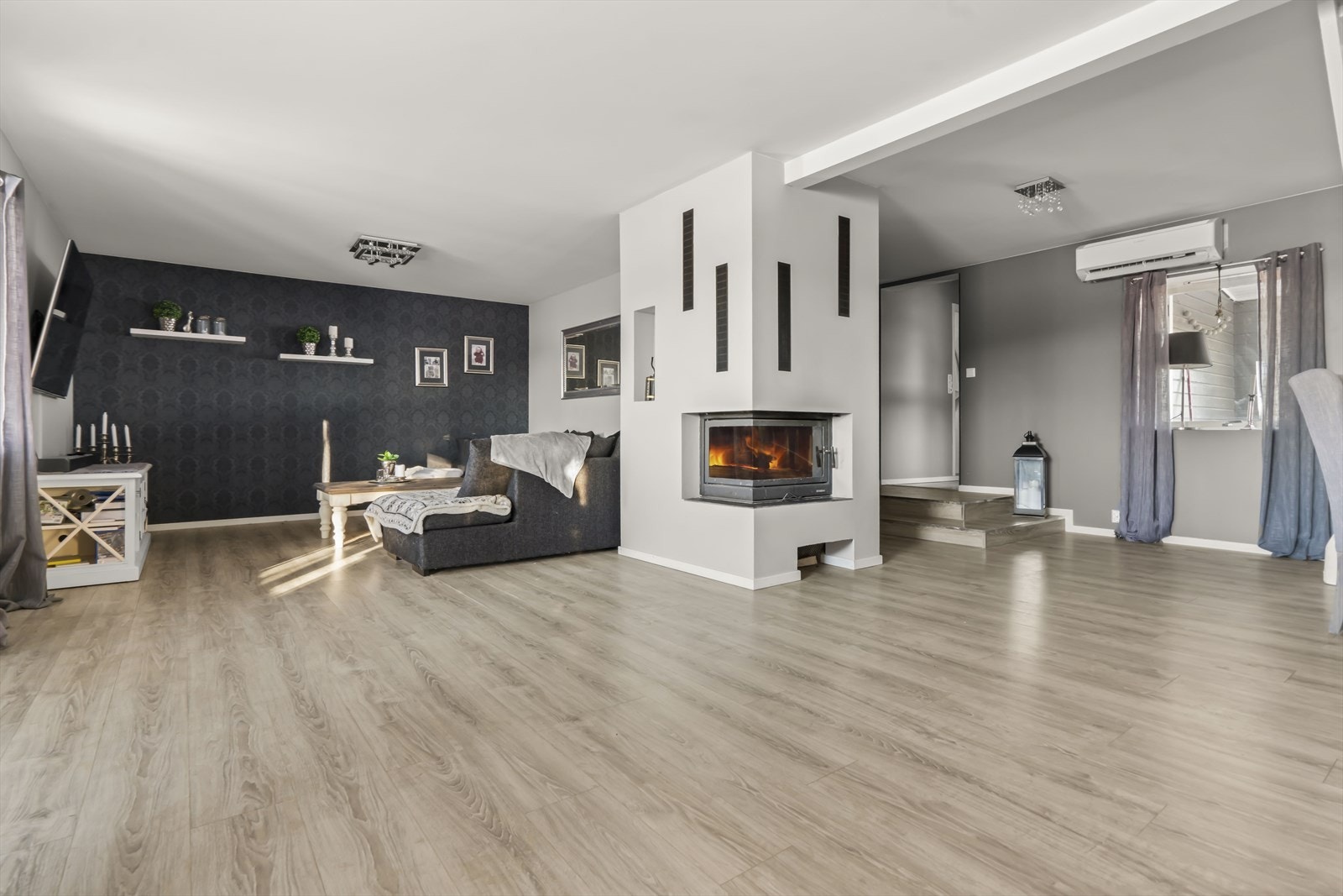 I stuen er det både peis med innsats og varmepumpe. Galleribilde