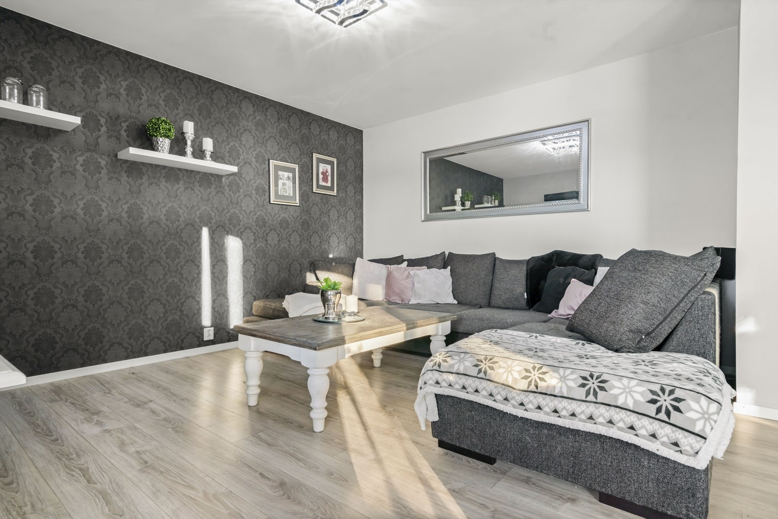 Stuen har laminat på gulv og malte vegger/tapet. Galleribilde