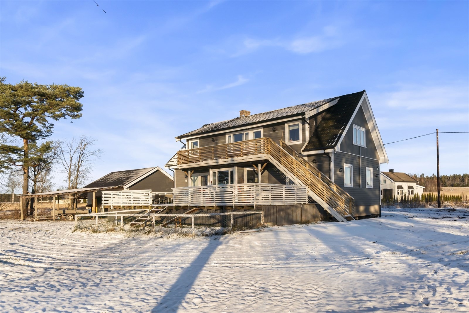 Eiendommen ligger i naturskjønne omgivelser ca 4 km utenfor Vormsund sentrum i Nes kommune. Galleribilde