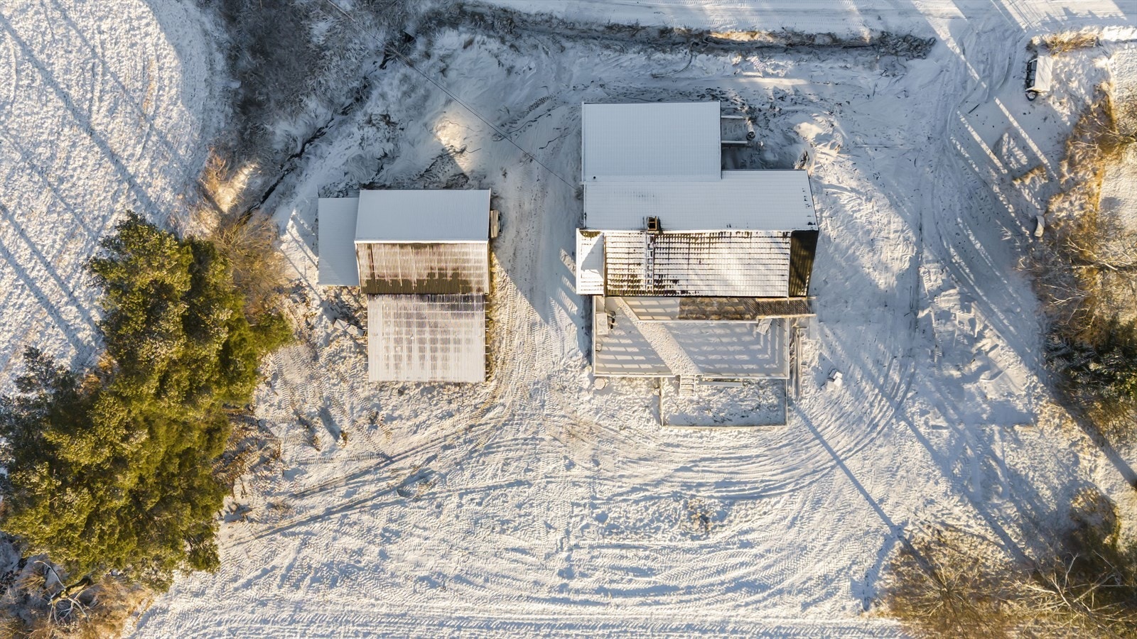 Eneboligen ligger på en stor, landlig tomt på 2,2 mål. Galleribilde