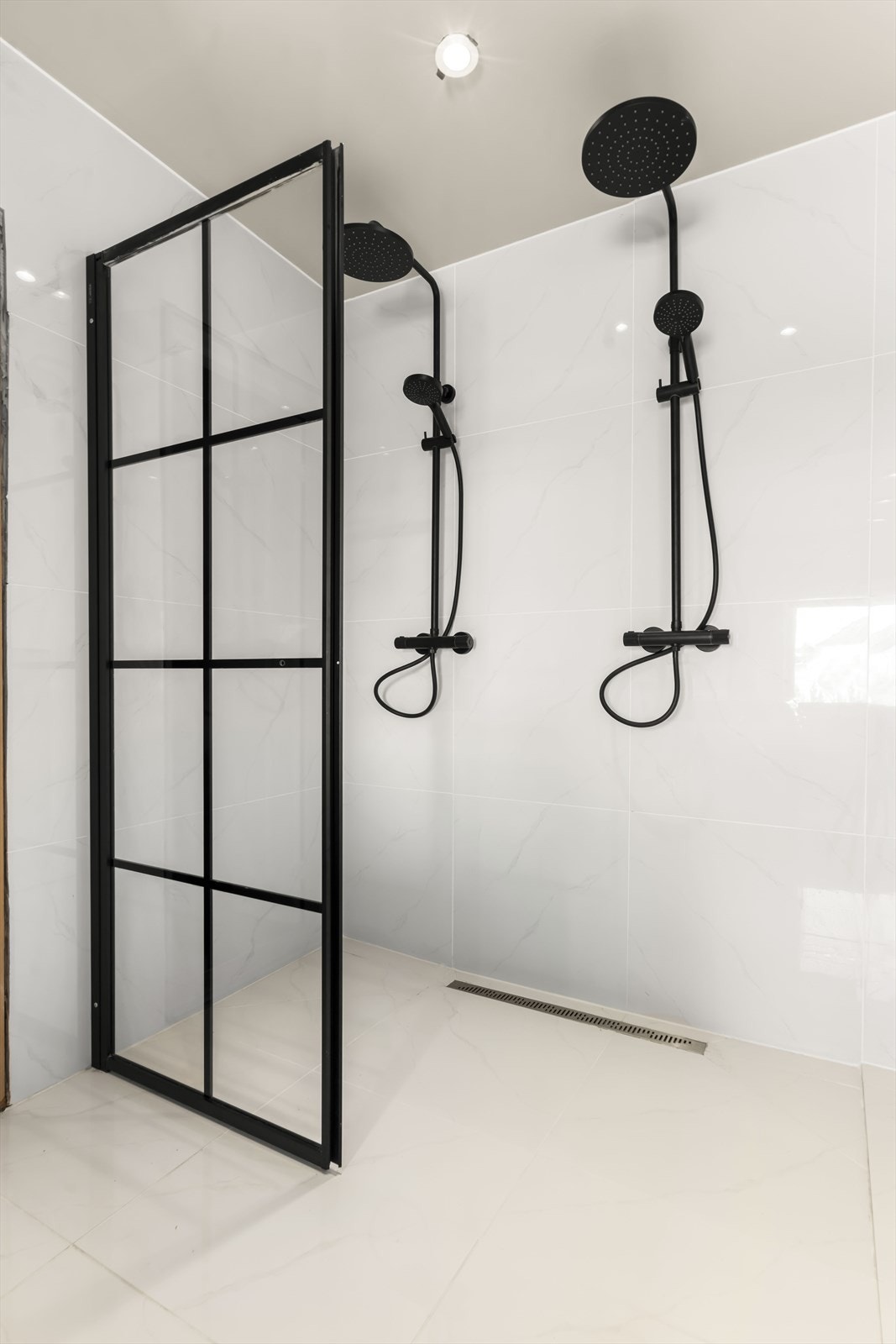 Dusjhjørne med dobbel regnfallsdusj. Galleribilde