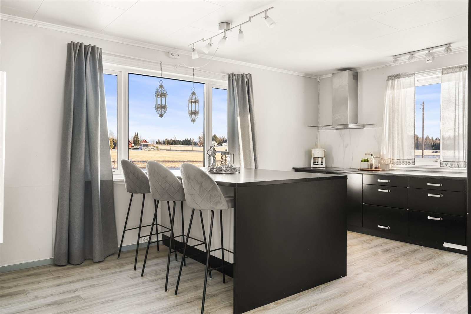 Kjøkkenet i andre etasje har godt med benke- og skapplass. Kjøkkenøy med spiseplass. Galleribilde