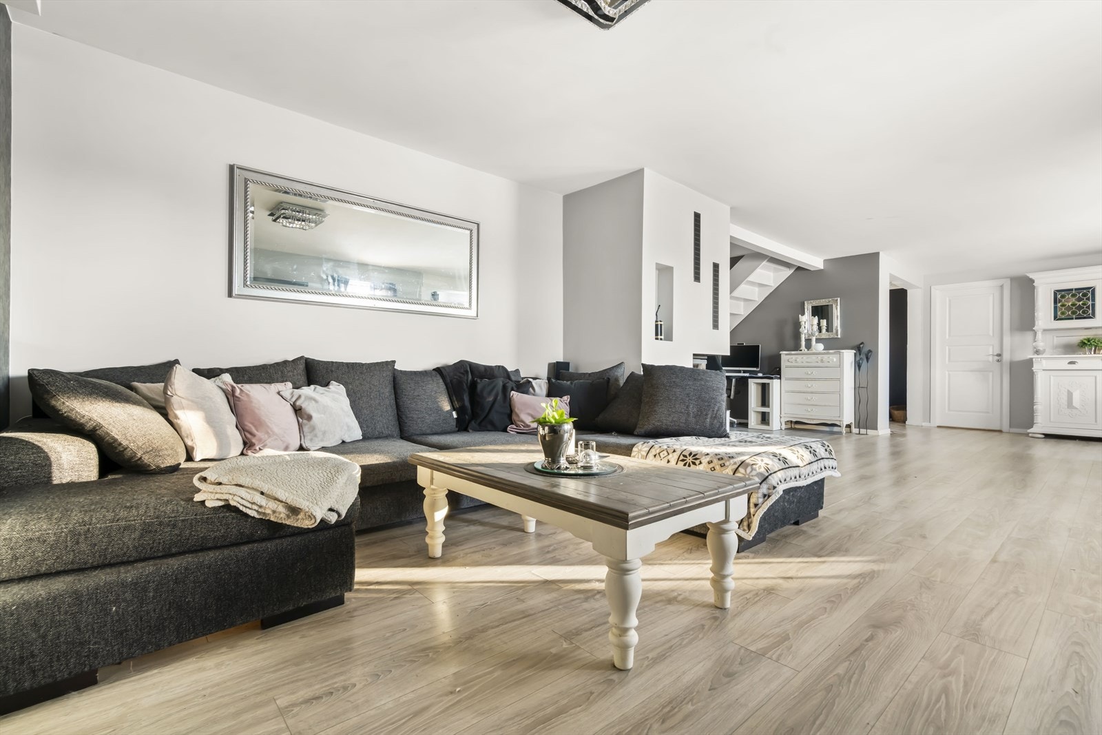 Boligen har en stor, romslig stue i første etasje med god plass til sofamøblement og spisestue. Galleribilde