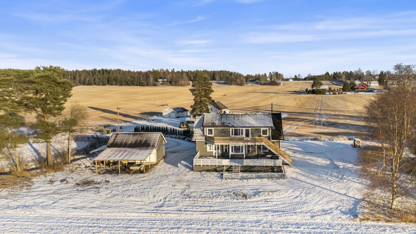 Velkommen til Råbukkvegen 10, en innholdsrik enebolig med utleiemulighet, garasje og stor, landlig tomt. Galleribilde