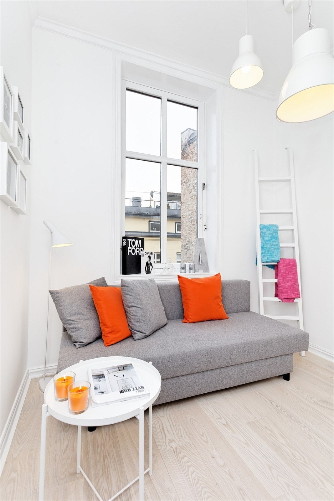 Lys stue med stort vindu og god takhøyde Galleribilde