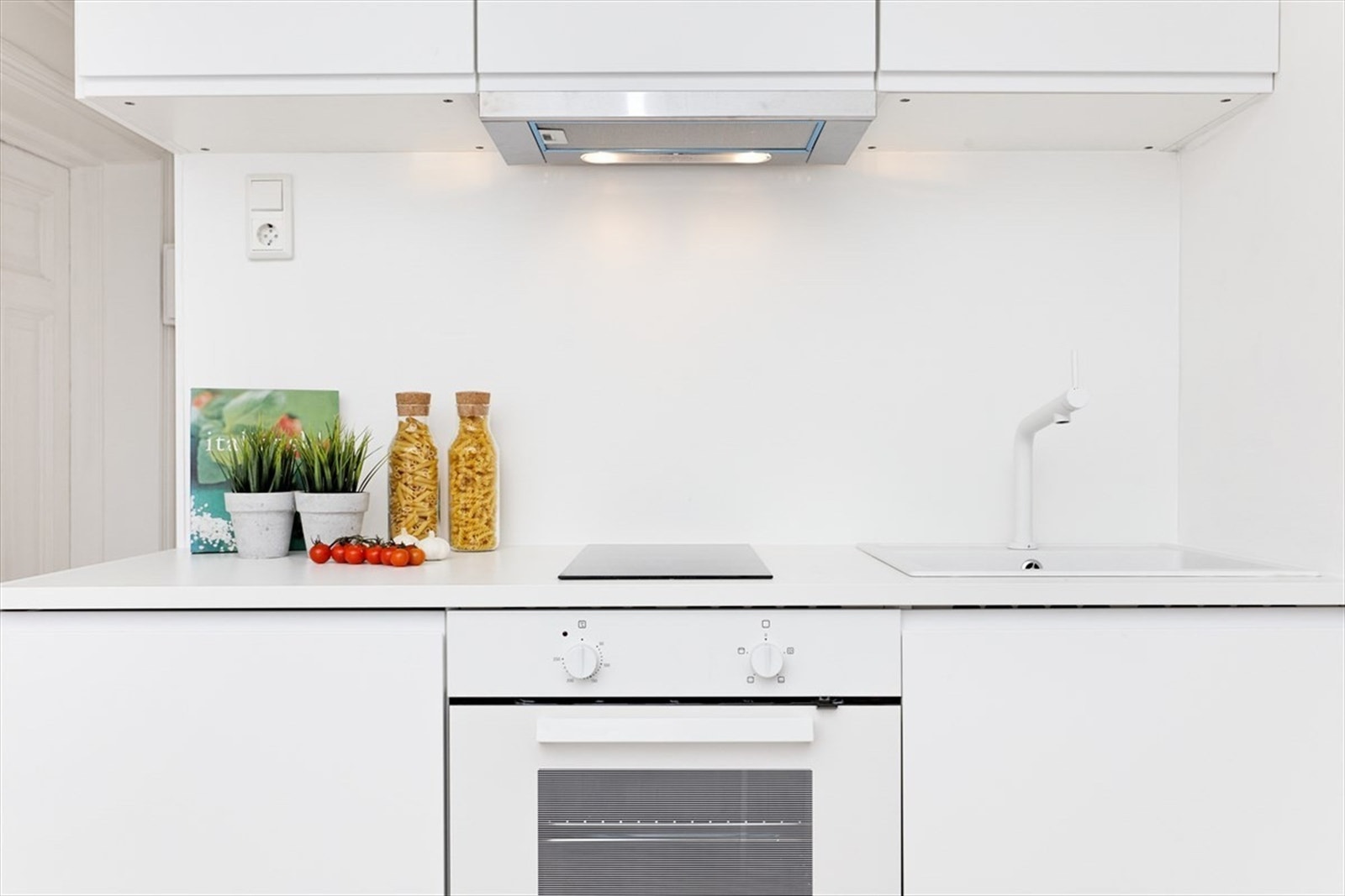 Lyst kjøkken med integrerte hvitevarer Galleribilde