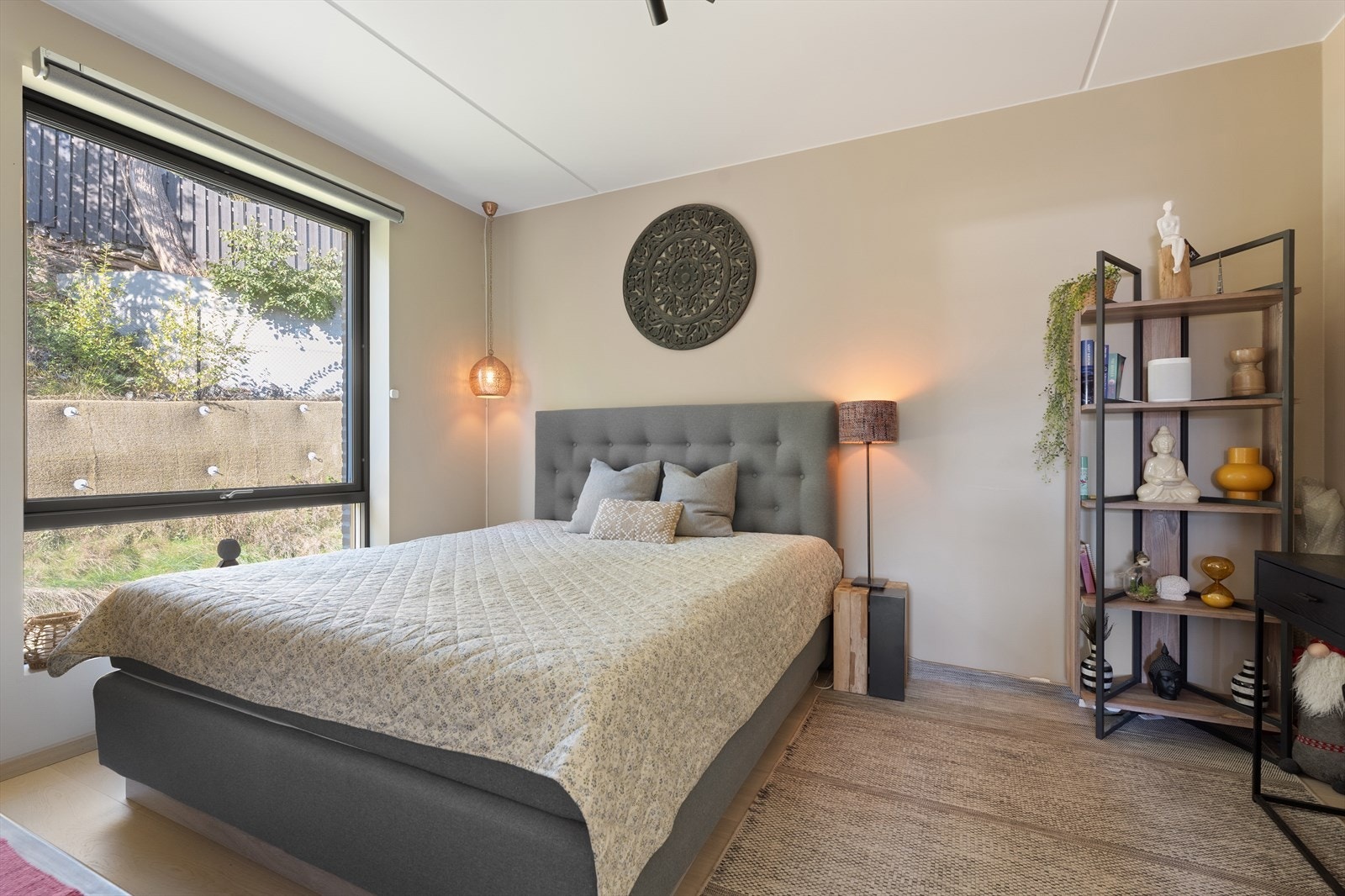 Hoved soverommet er romslig med plass til dobbeltseng og tilhørende nattbord samt garderobe løsning. Galleribilde