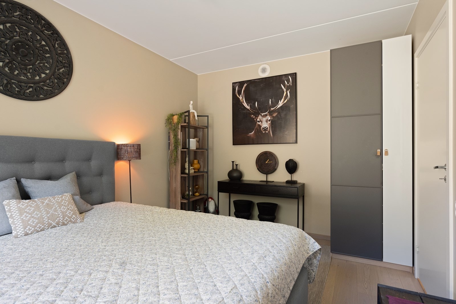 Gjennomgående parkett på gulvet gir et helhetlig inntrykk i alle oppholdsrom. Galleribilde