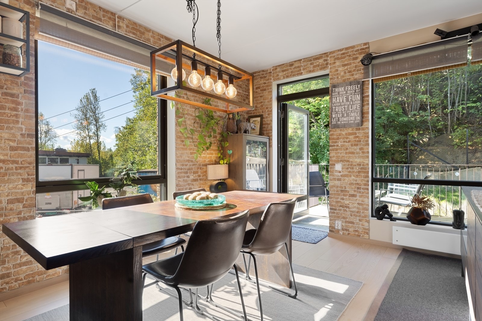 Leiligheten har en åpen og sosial planløsning med store vindusflater som gir rikelig med naturlig lys. Galleribilde