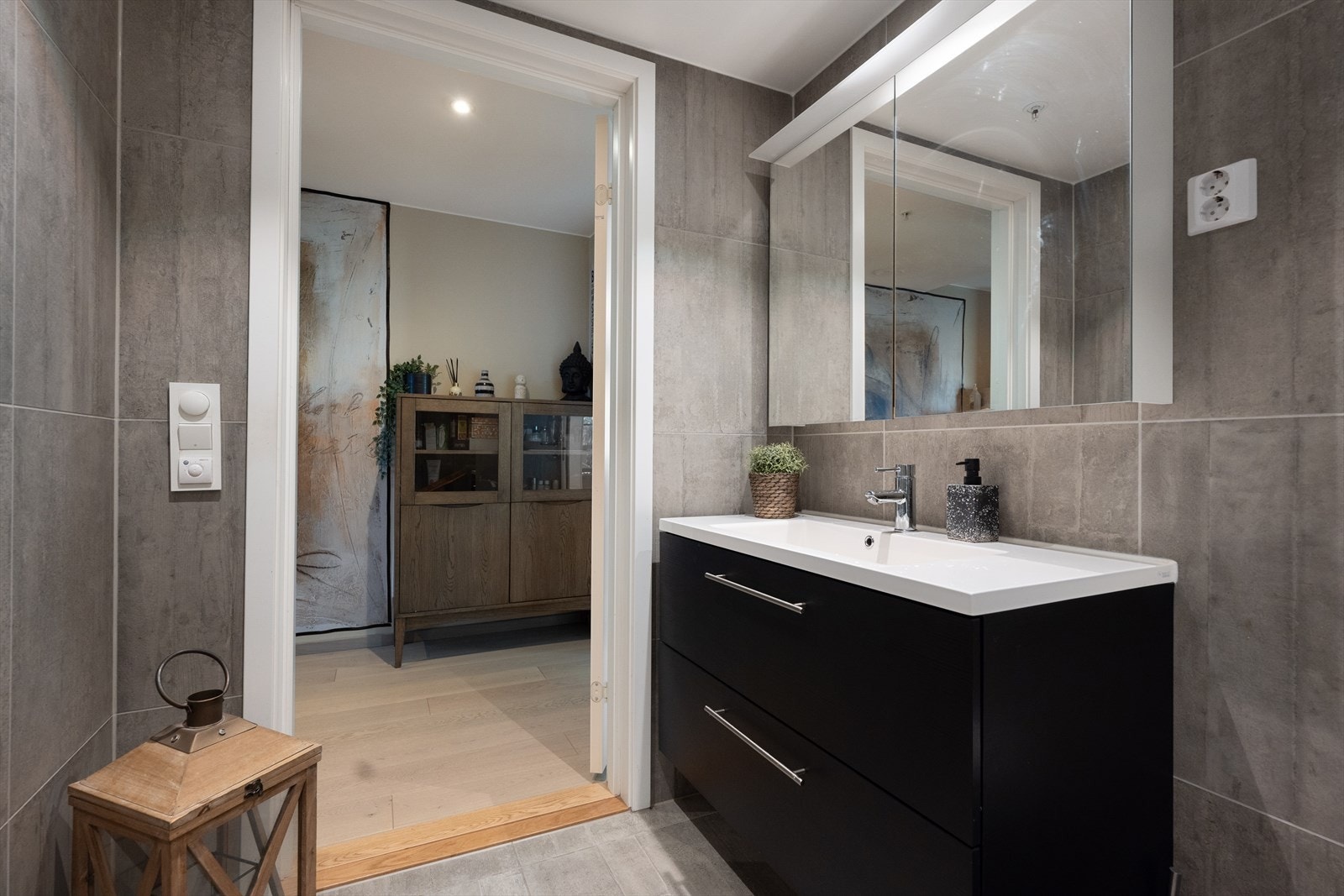 Her er det elektriske varmekabler i gulvet for økt komfort. samt stort servant med god oppbevaringsplass. Galleribilde